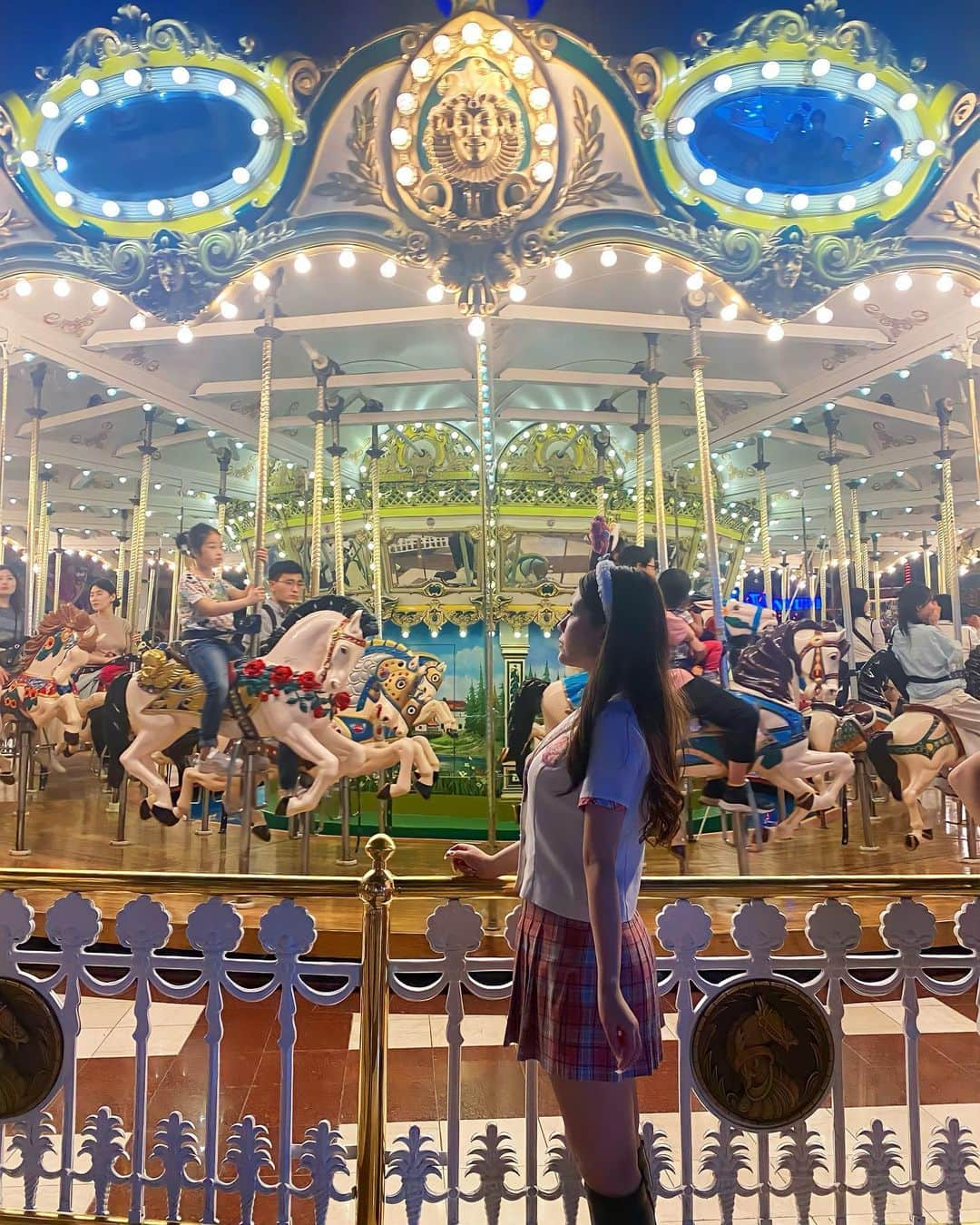 Hazukiのインスタグラム：「❤︎ ロッテワールドの１番のフォトスポットらしき メリーゴーランド🎠💗 . #ロッテワールド#韓国#遊園地 #韓国遊園地 #韓国観光  #制服　#制服レンタル」