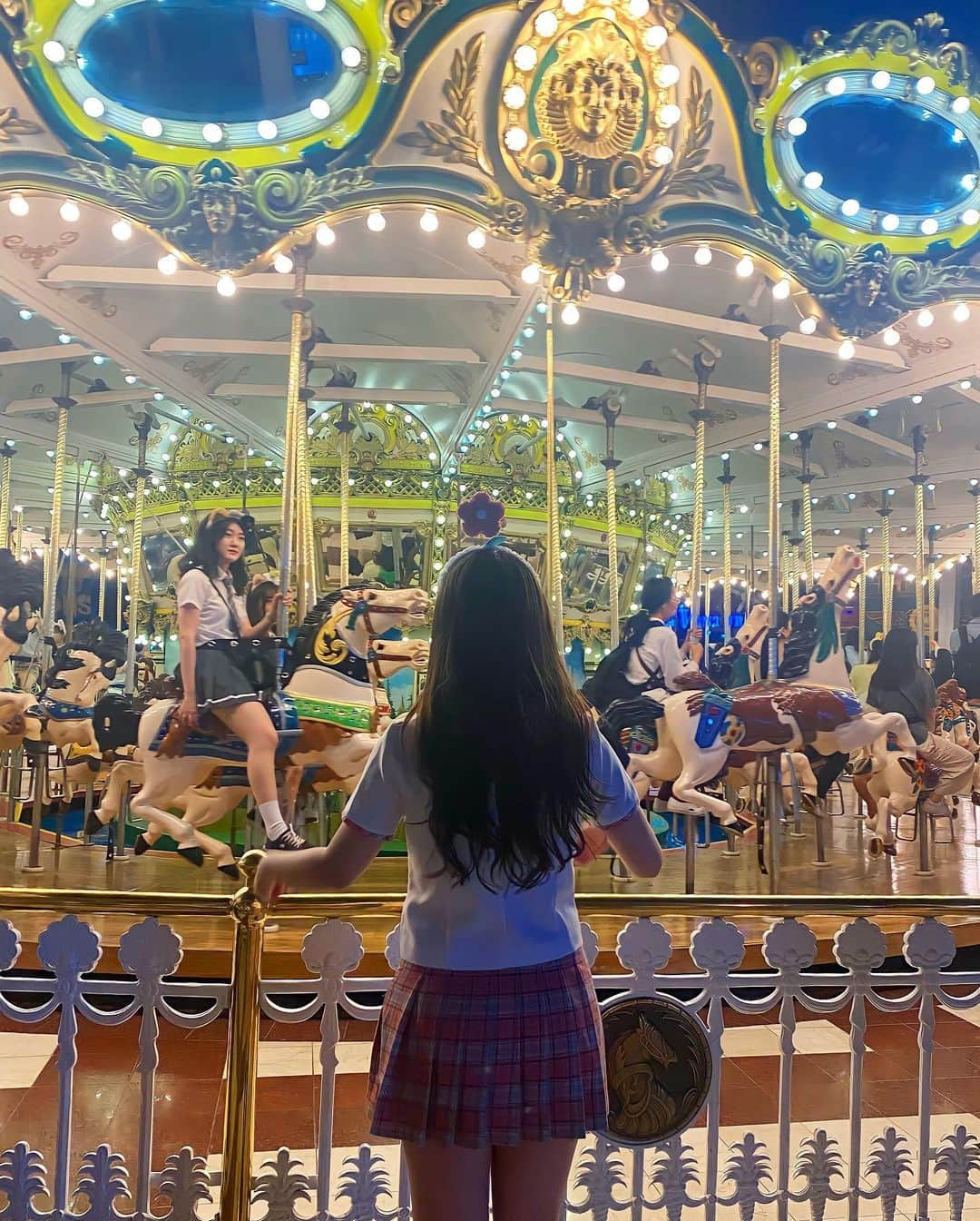 Hazukiさんのインスタグラム写真 - (HazukiInstagram)「❤︎ ロッテワールドの１番のフォトスポットらしき メリーゴーランド🎠💗 . #ロッテワールド#韓国#遊園地 #韓国遊園地 #韓国観光  #制服　#制服レンタル」5月23日 21時39分 - hazuki_.738