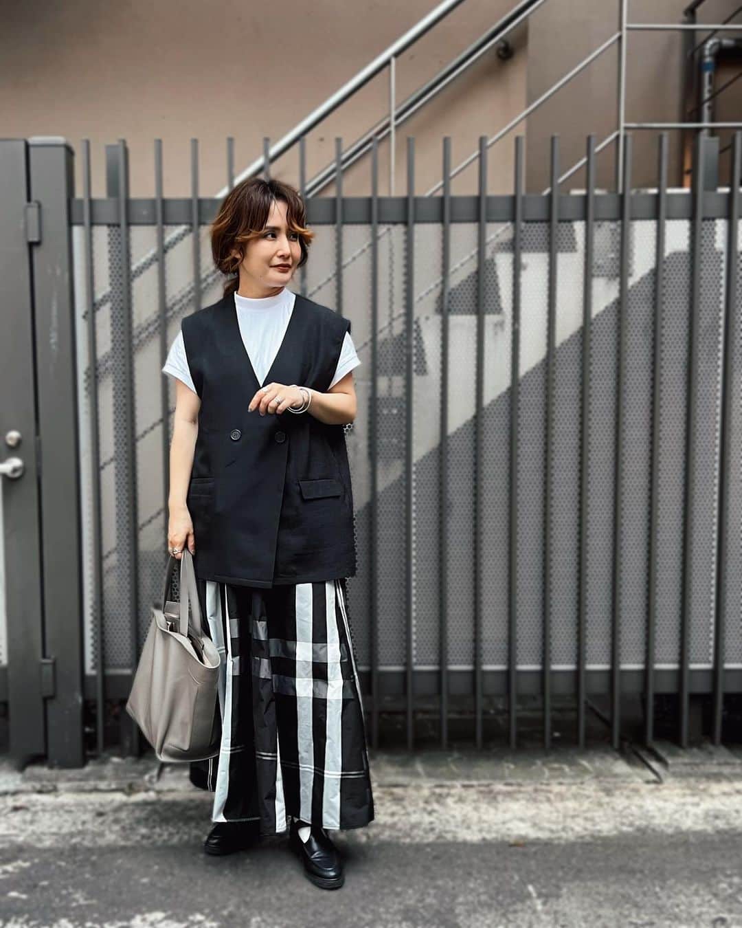 宮崎真梨子さんのインスタグラム写真 - (宮崎真梨子Instagram)「‥𝕗𝕒𝕤𝕙𝕚𝕠𝕟‥ #お仕事コーデ  久しぶりにチェックスカートを🤍🖤 ∵ 大きめチェックが可愛いスカートは【アンスミー(@anss.me_official_ )】の新作です♡ 158cmだと結構丈長めだけど、それがまた可愛くてジレ合わせました♡ ∵ 気になった方、5/24(水)に発売なので、ぜひチェックしてみてください♡ ∵ ∵ #anssme #アンスミー #158cmコーデ」5月23日 21時41分 - miyamari92