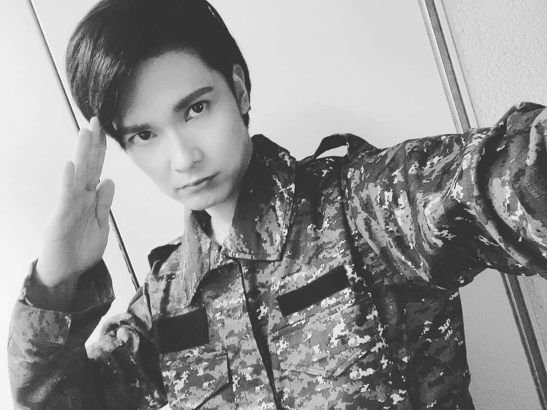若菜太喜のインスタグラム：「#舞台モグリ いよいよ明日から赤坂レッドシアターにて9公演です! 久しぶりの舞台出演🫡日々お芝居に浸からせてもらえて幸せです✨ そして金曜日の昼公演後にはアフタートークにも出演します^ ^ 凄く凄く面白い作品になっていて、僕も皆さんがどのように感想を書いてもらえるか楽しみです☺️上のハッシュタグで呟いてくれたら僕も探して見ますので是非お願いします!僕のことが書いてあったらいいねもしちゃうかもしれないです😖🙌 まだチケットの予約もできますので飛び入りでも是非来てください!!!  高坂三尉役 / #若菜太喜  #役者 #俳優 #followme」