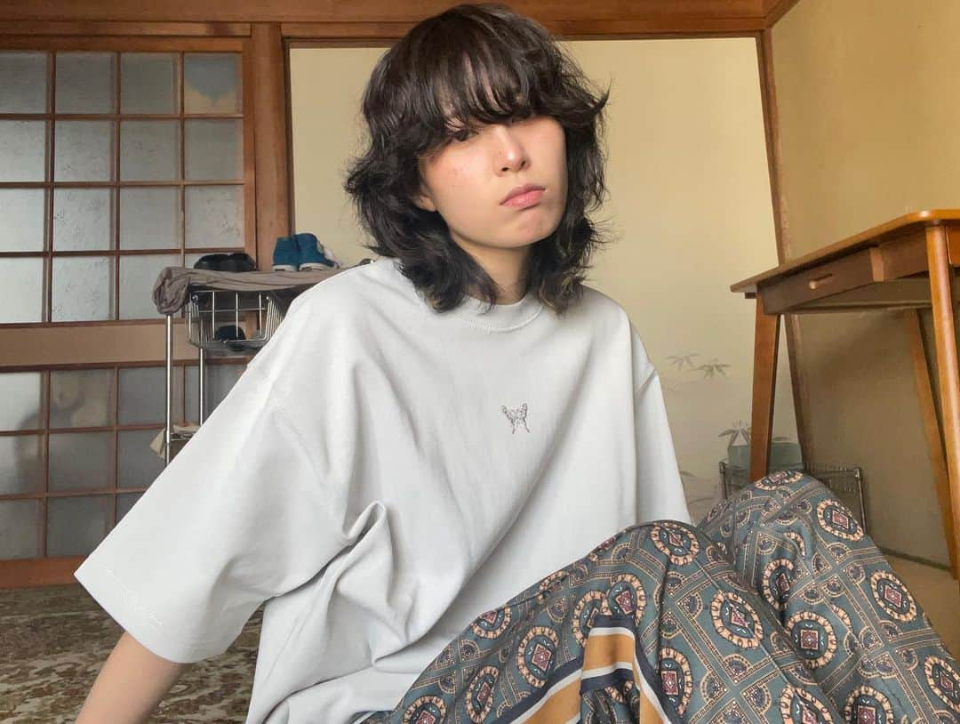 岡奈なな子（おかなちゃん）さんのインスタグラム写真 - (岡奈なな子（おかなちゃん）Instagram)「【グッズ情報】 岡奈なな子公式ストアがついにオープンしました！  初めてのアイテムは「岡奈刺繡」の第2弾です。 私のタトゥー🦋をモチーフにしたＴシャツが登場！  今回の刺繡はこだわりを詰め込んだ1種類のみですが、 少しでも多くの方に着ていただけるように、Ｔシャツの色を選べるようにしました。  ビッグシルエットでかわいいので、みんなに是非着ていただきたいです！ 生地もさらに厚くなりました✨  ■初回受注期間 2023年5月23日 - 2023年6月5日24時  ■詳細 @okanananako_store  ※ダークグレーとライトグレーのMサイズを着てます」5月23日 21時43分 - okanananako_