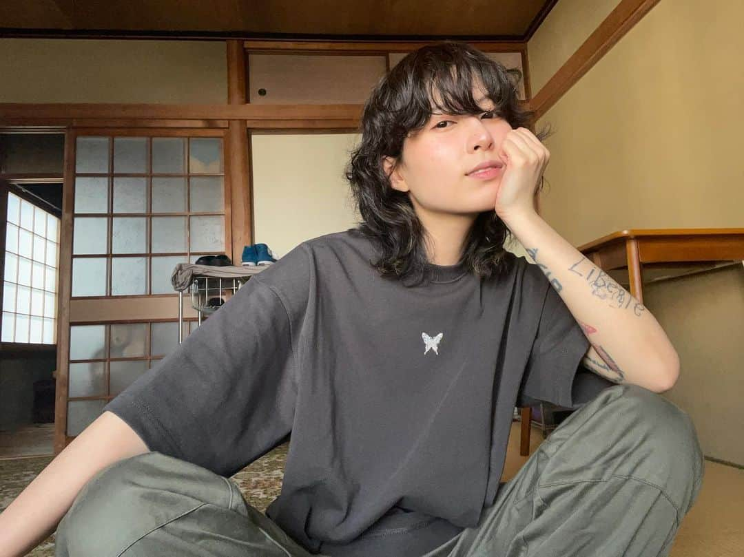 岡奈なな子（おかなちゃん）さんのインスタグラム写真 - (岡奈なな子（おかなちゃん）Instagram)「【グッズ情報】 岡奈なな子公式ストアがついにオープンしました！  初めてのアイテムは「岡奈刺繡」の第2弾です。 私のタトゥー🦋をモチーフにしたＴシャツが登場！  今回の刺繡はこだわりを詰め込んだ1種類のみですが、 少しでも多くの方に着ていただけるように、Ｔシャツの色を選べるようにしました。  ビッグシルエットでかわいいので、みんなに是非着ていただきたいです！ 生地もさらに厚くなりました✨  ■初回受注期間 2023年5月23日 - 2023年6月5日24時  ■詳細 @okanananako_store  ※ダークグレーとライトグレーのMサイズを着てます」5月23日 21時43分 - okanananako_