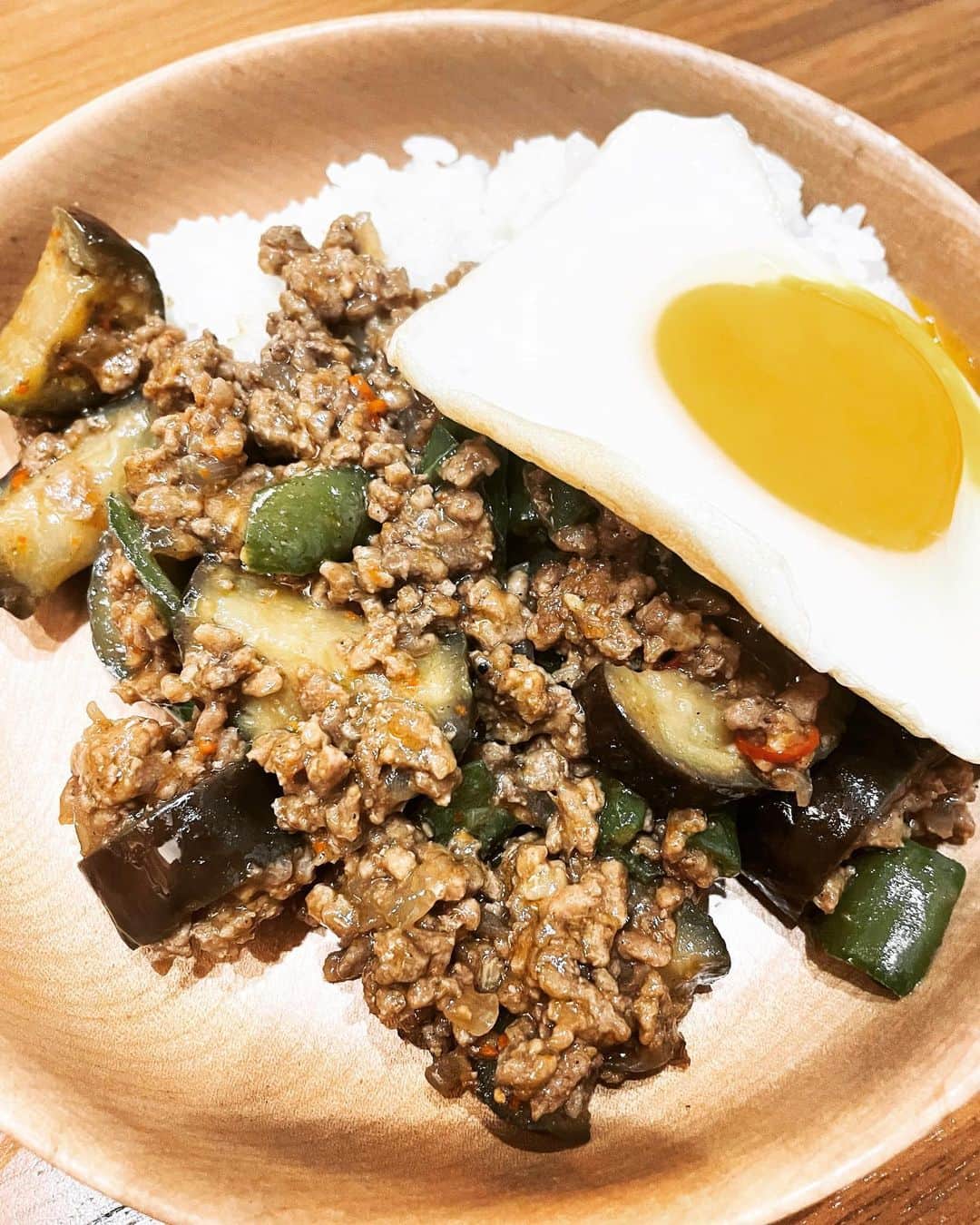 前川泰之さんのインスタグラム写真 - (前川泰之Instagram)「パパ飯。  茄子とピーマンのドライカレー。  #パパ飯　#ドライカレー　 #料理は上手くなるけど #盛り付けは #一向に上手くならない #盛り付けは #センスらしい」5月23日 21時44分 - maekawa_yasuyuki_official