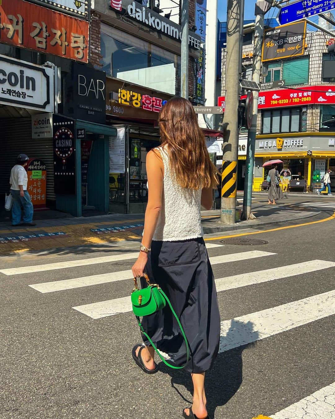 ガラ・ゴンザレスのインスタグラム：「Seoul 🇰🇷 dump: episode 2   The return of the balloon skirt & pool sandals 🎈」