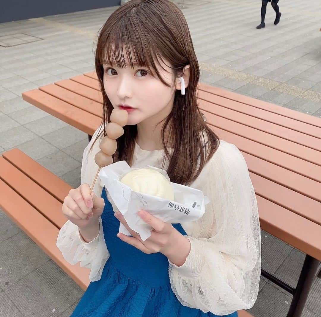 渡邉歩咲のインスタグラム：「両手で交互に食べてみたかったんです🤤✨ ・ ・ ・ #玉こんにゃく #牛タン肉まん #宮城観光 #山形観光 #wcloset #ダブルクローゼット」