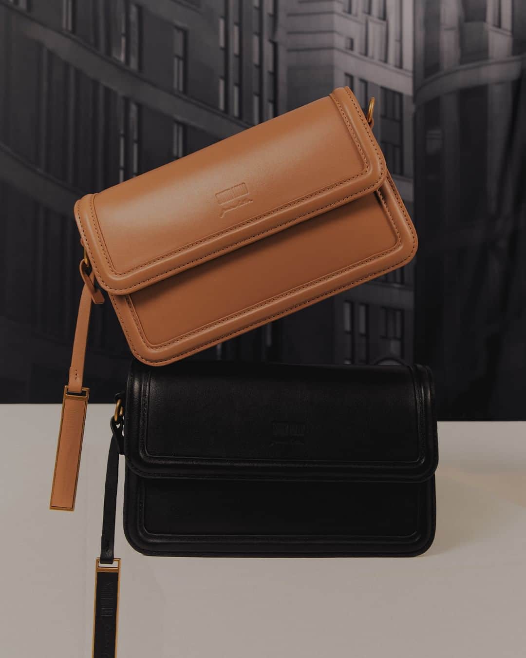 Santa Lollaのインスタグラム：「O estilo curinga da flap bag marca presença nessa nova versão Genuine Leather. Além do sofisticado detalhamento de enchimento no corpo e na tampa, o modelo conta com acabamentos premium que carregam a identidade da linha, como a tag e a gravação Genuine Leather. Qual a sua versão preferida, Dust ou Preta? [ R$1.099,90 cada ] #santalolla #santalollainv23 #SLhandbags #GenuineLeather」