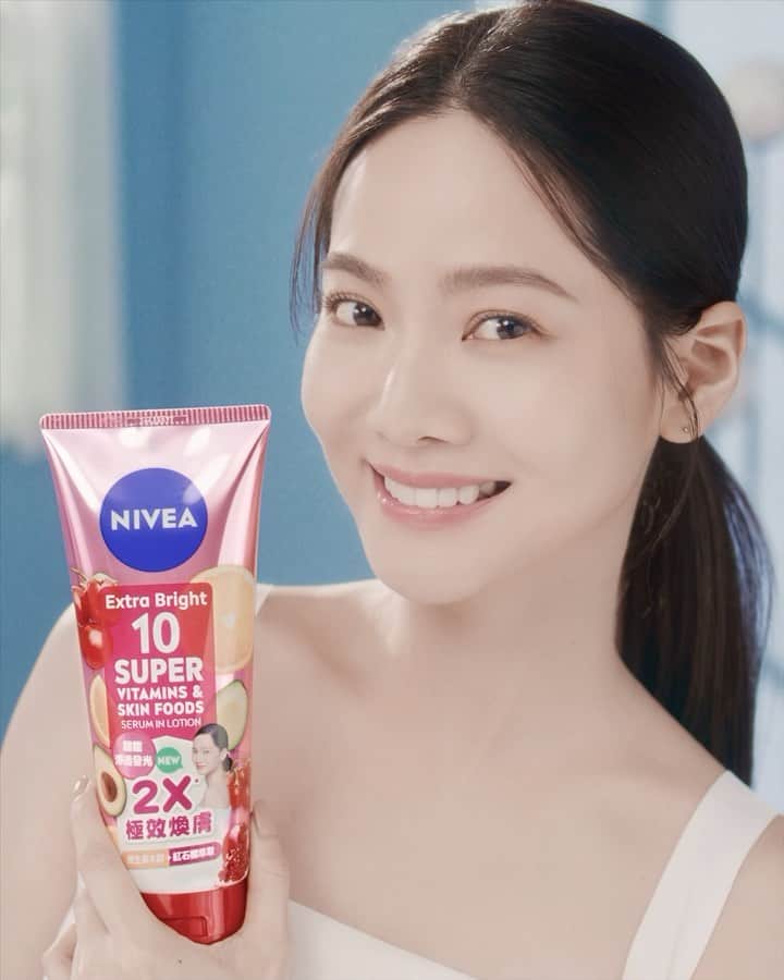 曾之喬のインスタグラム：「. 「一天一天的養成好習慣，照顧好自己就是真愛🫶🏻 」 尤其不要忘了肌膚的細節，照顧身體不偏心：） · 保養肌膚一直是我的熱愛，勻亮肌膚，就靠 #妮維雅 #超能果萃雙效美白系列💛， 搭配瑜珈更可以照顧到身心靈，讓皮膚自然發光。 · 美白煥膚🍅 Super 10超能果萃透亮精華凝乳 美白彈潤🍊 C&E 驅黑淨白精華凝乳 美白淡斑🍒 C&A 淡斑亮白青春精華凝乳 一起用雙效美白系列，打造雙重亮白 自信迎接夏日，展現無瑕美肌❤️ · #妮維雅 #NIVEA #雙效美白 #超能果萃系列 #NO1美白專家」
