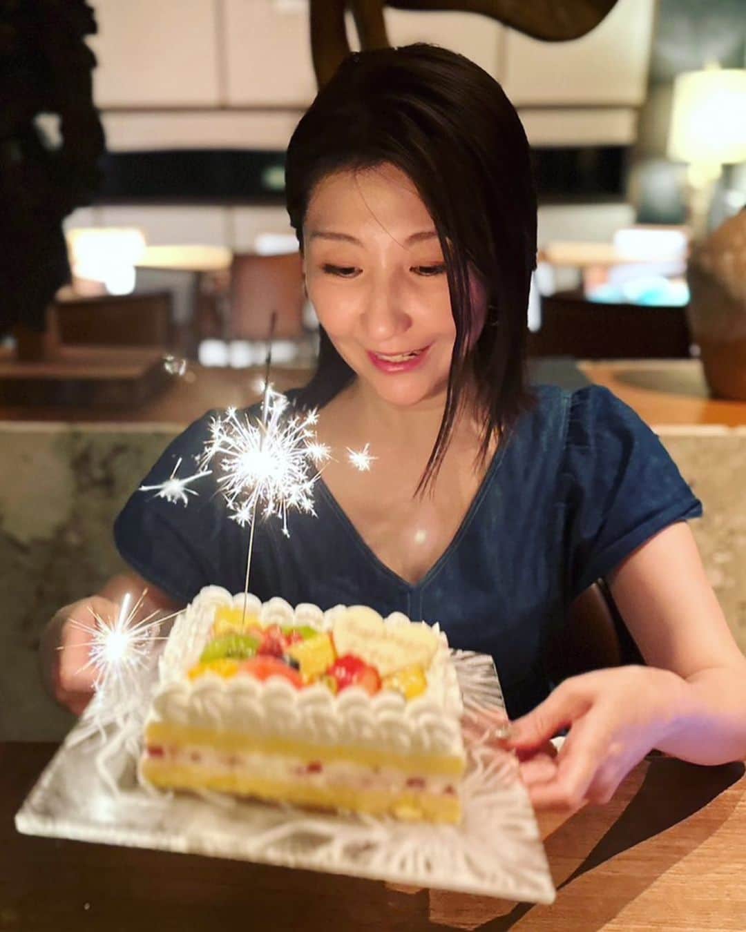 西丸優子のインスタグラム：「お誕生日。  子供の頃のように自分の誕生日へのワクワクは薄れていくものだけど、 たくさんのおめでとう🎂という言葉はとても温かくて、やっぱり嬉しいものだなぁ〜と感じてる今です。  周りにいてくれる人達のおかげで日々楽しく過ごせています。 いつもありがとうございます。  43歳もいっぱい笑って過ごしたいな♪」