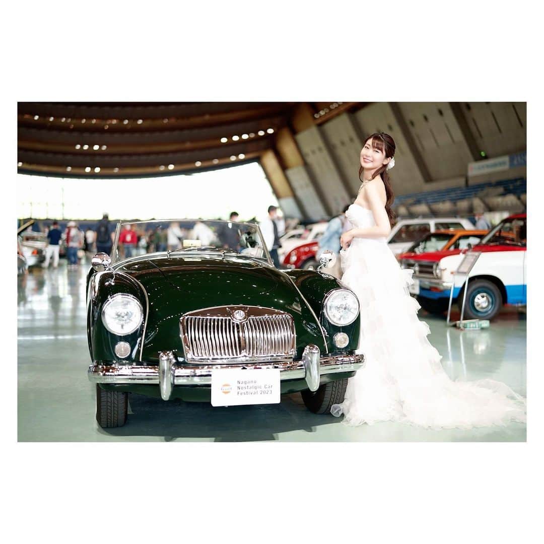 愛聖りさのインスタグラム：「. ノスタルジックカーショーin長野🚗❶  貴重なお車に乗せてもらって パレードに参加させていただきました🙏✨ オーナー様もとても気さくな方で すごく楽しい時間でした🥰  #車横モデル」
