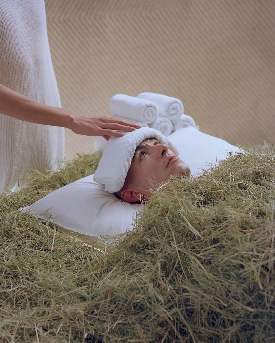 Kinfolk Magazineのインスタグラム：「Would you rather bathe in hay, wine—or a sea of your own tears? 🍷 For the Well-Being Issue, @xiaopeng_yuan photographed some of the world’s weirdest wellness cures. Swipe to see more from A Picture of Health, or tap the link in bio to find the full shoot. (Photos: @xiaopeng_yuan, Styling: @0_0vooo)」