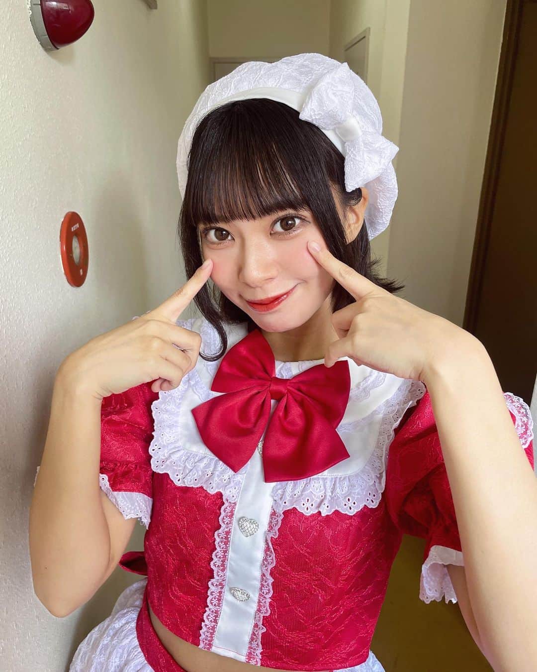 山田寿々のインスタグラム：「. ⁡ ⁡ 新衣装なりました🎀 ⁡ 赤がパキッとしてて綺麗〜✨ 今回の髪飾りはベレー帽ですっ ⁡ オンラインチェキ販売中なのでぜひゲットしてね🫶 ⁡ かわいいよーーーーっ⸝⸝‪⸝♡ ⁡ ⁡ ⁡ #新衣装 #アイドル #ボブ #外ハネボブ  #ベレー帽 #赤色担当」