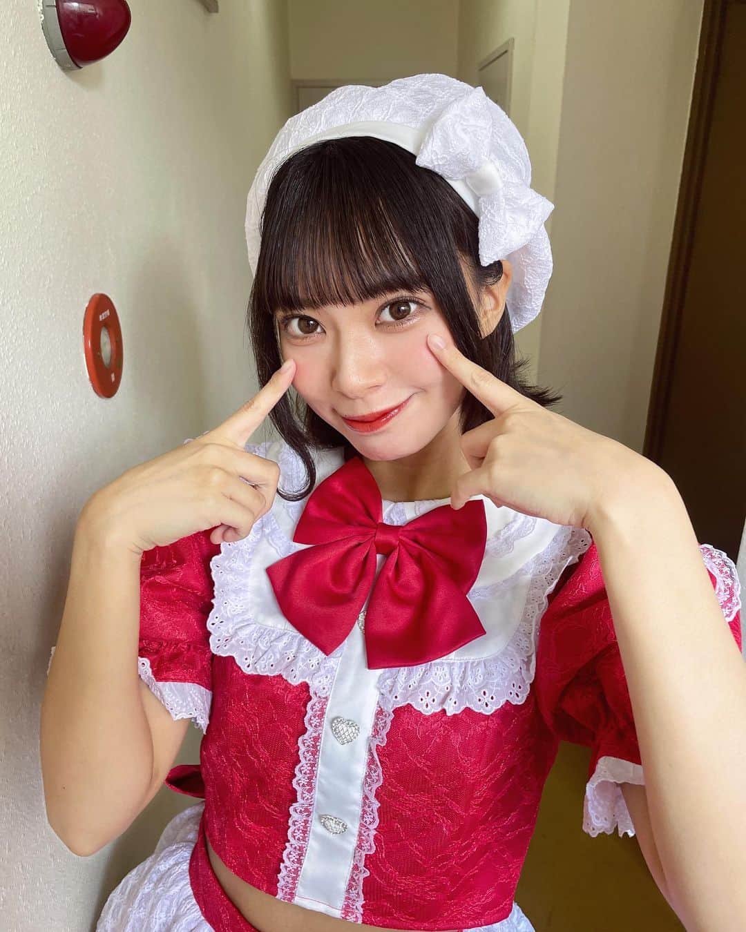 山田寿々のインスタグラム：「. ⁡ ⁡ 新衣装なりました🎀 ⁡ 赤がパキッとしてて綺麗〜✨ 今回の髪飾りはベレー帽ですっ ⁡ オンラインチェキ販売中なのでぜひゲットしてね🫶 ⁡ かわいいよーーーーっ⸝⸝‪⸝♡ ⁡ ⁡ ⁡ #新衣装 #アイドル #ボブ #外ハネボブ  #ベレー帽 #赤色担当」