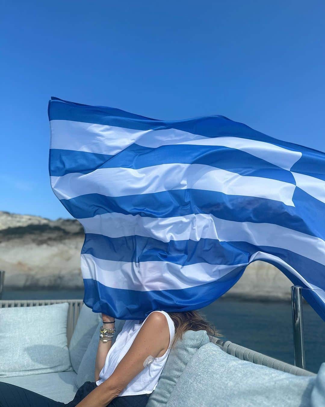 マリア・メノウノスさんのインスタグラム写真 - (マリア・メノウノスInstagram)「I’m always soooo happy in Greece! Feeling so beyond blessed. The flag got super funny…then a great final shot! 💥 🇬🇷」5月23日 22時05分 - mariamenounos