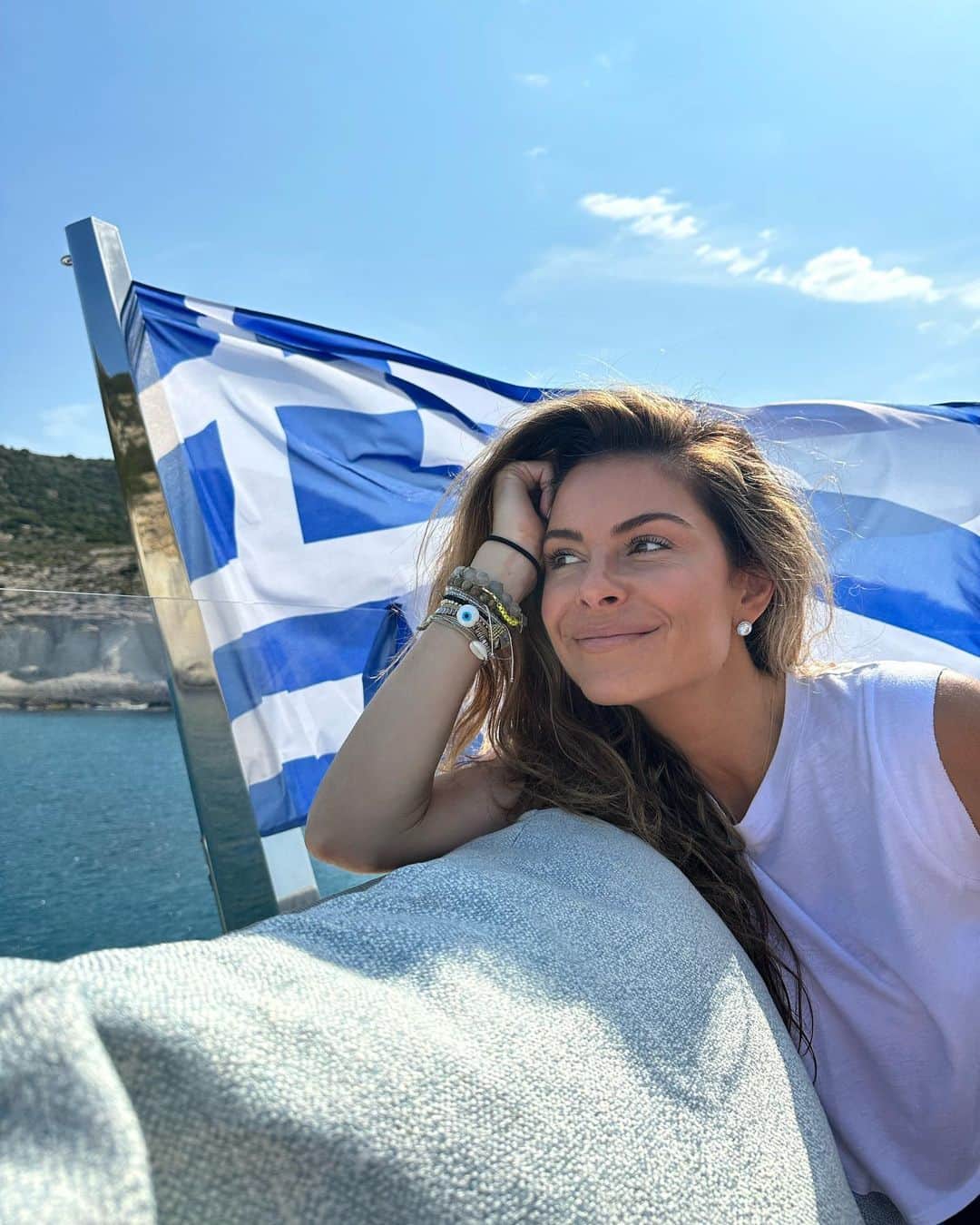 マリア・メノウノスのインスタグラム：「I’m always soooo happy in Greece! Feeling so beyond blessed. The flag got super funny…then a great final shot! 💥 🇬🇷」