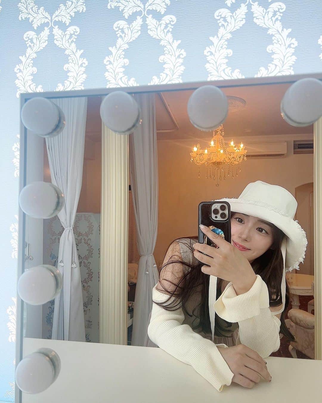 中村かなのインスタグラム：「かわいいすぎる、、、 プリンセス空間♡ ・ リフトアップやトーンアップ シミシワ、ほうれい線等に期待できる BBLブロードバンドライト✨ を体験してきました ・ お友達と2人で行って順番に お手入れ受けました✨ あっという間に終わって 痛みもなくすやすや😪 翌朝お肌がスッキリ、白くなったような🤍 短時間でこの効果はうれしいから また受けたいな😌🤍 ・ 1番人気は脱毛で男女OKだそうです🙆‍♀️🙆‍♂️ アクセスも⭕️な場所✨ ・ ・ 📍 @whitelapis_beauty  愛知県名古屋市中区栄5-18-11プリンセス姫ラグジュアリースイート7Lilly ・ ・ PR @whitelapis_beauty #WhiteLapis #名古屋脱毛 #名古屋フェイシャル #栄脱毛 #栄フェイシャル #名古屋サロン #栄サロン」