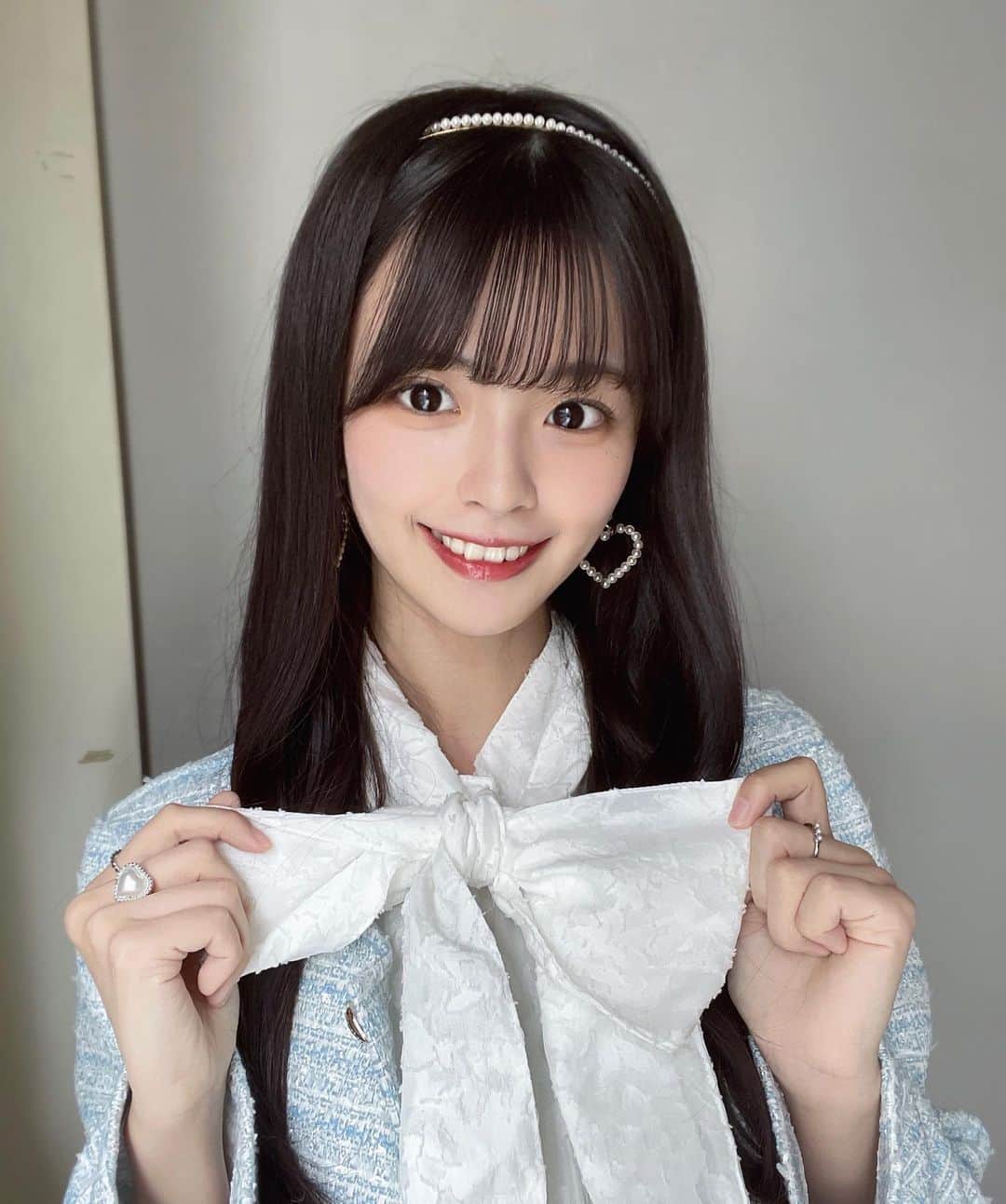 桜田彩叶のインスタグラム：「水色のツイード 可愛い 🧊🪞🤍   #NMB48 #アイドル  #水色  #ブラウス  #ボウタイブラウス  #春コーデ  #春服  #アクセサリー  #Dior #マキシマイザー  #リップ」