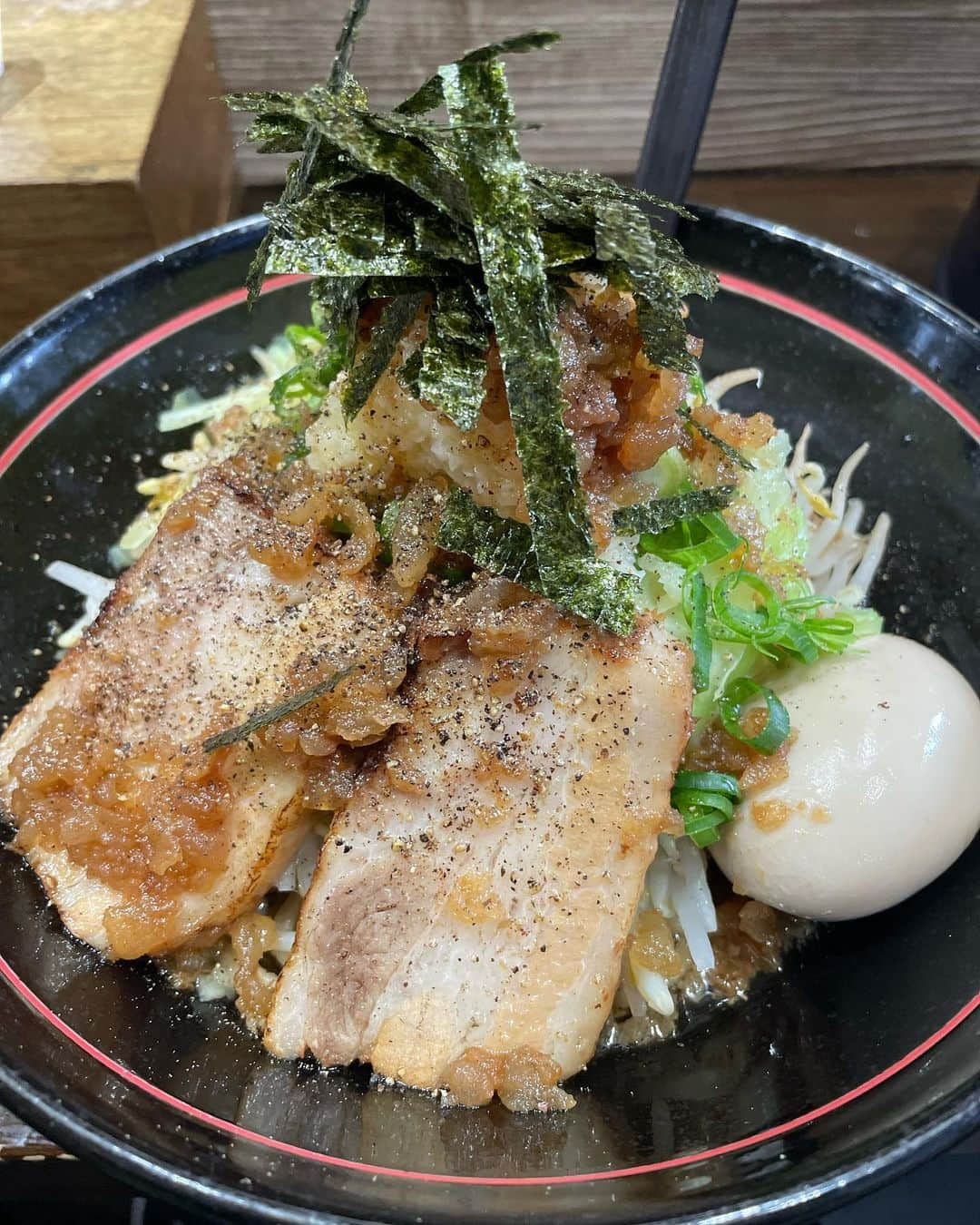 ボールボーイ佐竹さんのインスタグラム写真 - (ボールボーイ佐竹Instagram)「飯テロ🤤  小網町にある 先輩あらきあきゆき兄さんがやっている 「汁なし担々麺 楽」 の二郎系メニュー 「汁無し楽二郎」  この度めでたくメニュー名が カープの森翔平投手の言葉が 作るきっかけになったので　　 「森二郎」になりました。  めちゃくちゃ美味しいので、 ぜひ「森二郎」を！  #森翔平 #カープ #楽 #あらきあきゆき  #二郎系  #汁なし #飯テロ」5月23日 22時09分 - ballboysatake