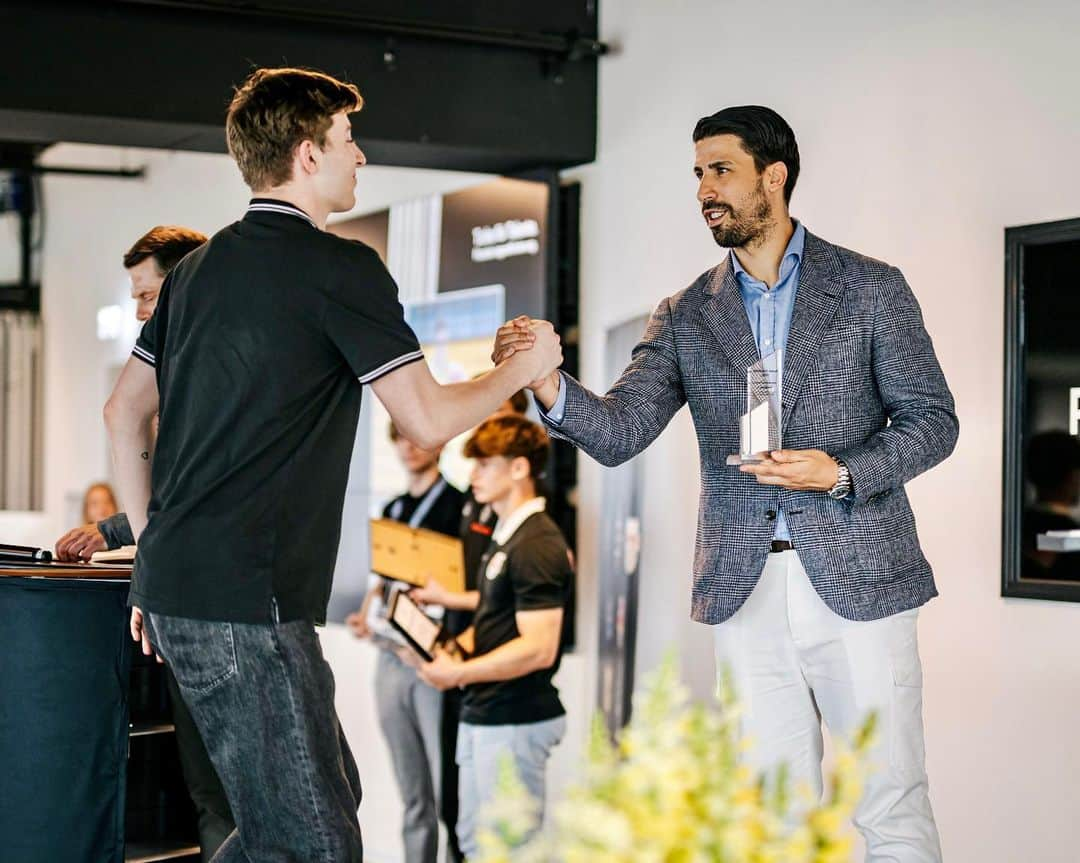 サミ・ケディラのインスタグラム：「@Porsche hat gestern Nachwuchssportler der Jugendförderung „Turbo für Talente“ mit den Porsche Turbo Awards ausgezeichnet - ich durfte als Gast im Porsche Experience Center in Hockenheim dabei sein.  Das Programm fördert junge Sportlerinnen und Sportler in verschiedenen Disziplinen. Vor diesem Hintergrund bin ich dankbar für die Gelegenheit, meine Erfahrungen teilen zu dürfen.」