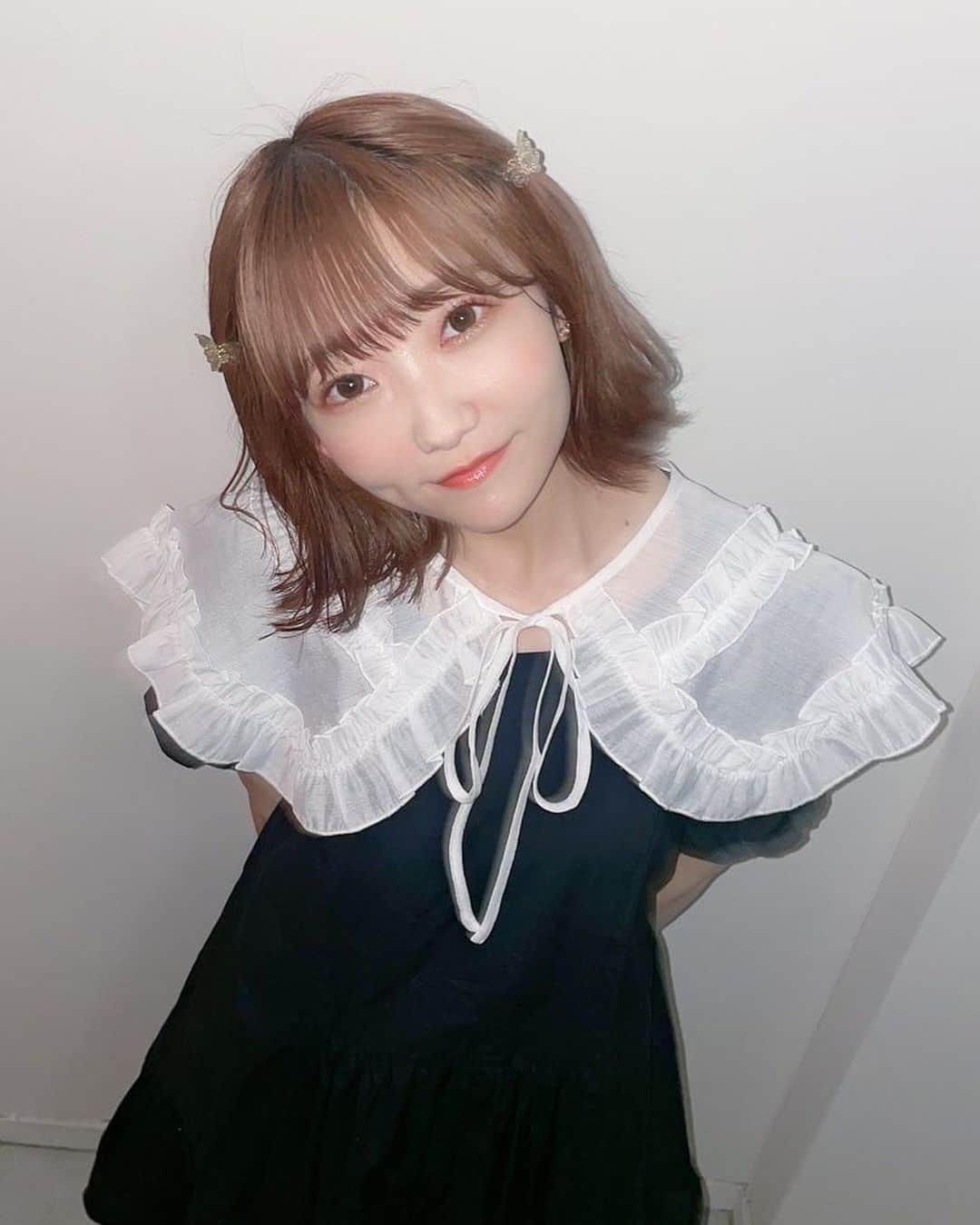 夏川愛実のインスタグラム：「⁡ ⁡ 黒い服🐦‍⬛ ⁡ #rienda#ワンピース#merryjenny  #オレンジブラウン#ヘアカラー #ボブ#ボブアレンジ#ショートヘア#ヘアカラー#暖色カラー #ヘアアレンジ#外ハネアレンジ#外ハネ#春コーデ #148cm#f4f#いいね返し#l4l#フォロバ ⁡ ⁡ ⁡ ⁡」