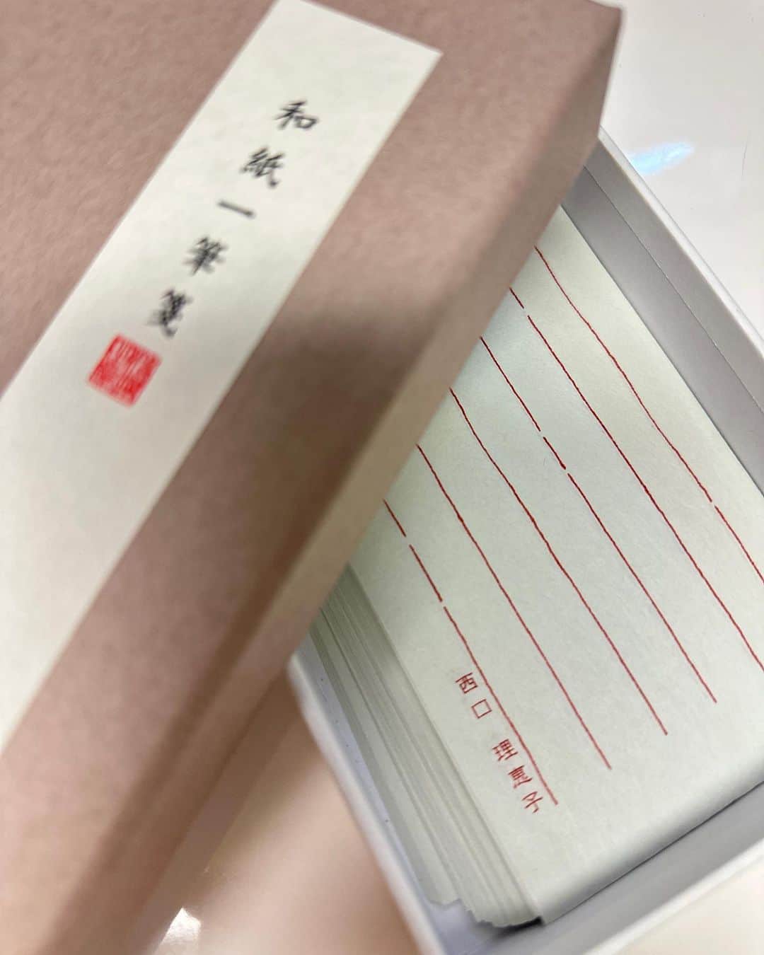 西口理恵子のインスタグラム：「. 今日の書類管理のセミナーでLetter Fileを出したので、ついでに見直し。 若い頃に買った便箋を手放して、 私の名前を入れたオーダ一筆箋をファイルの中へ。 . . 歳をとってライフステージが次へ進むたび、 好きなモノが変わっていきますね☺️ . . だからこそ、適正量を決めて 【買い足し】ではなく【買い替え】をして 好きなモノのみ持つ、という意識が大切だなと。 . .」