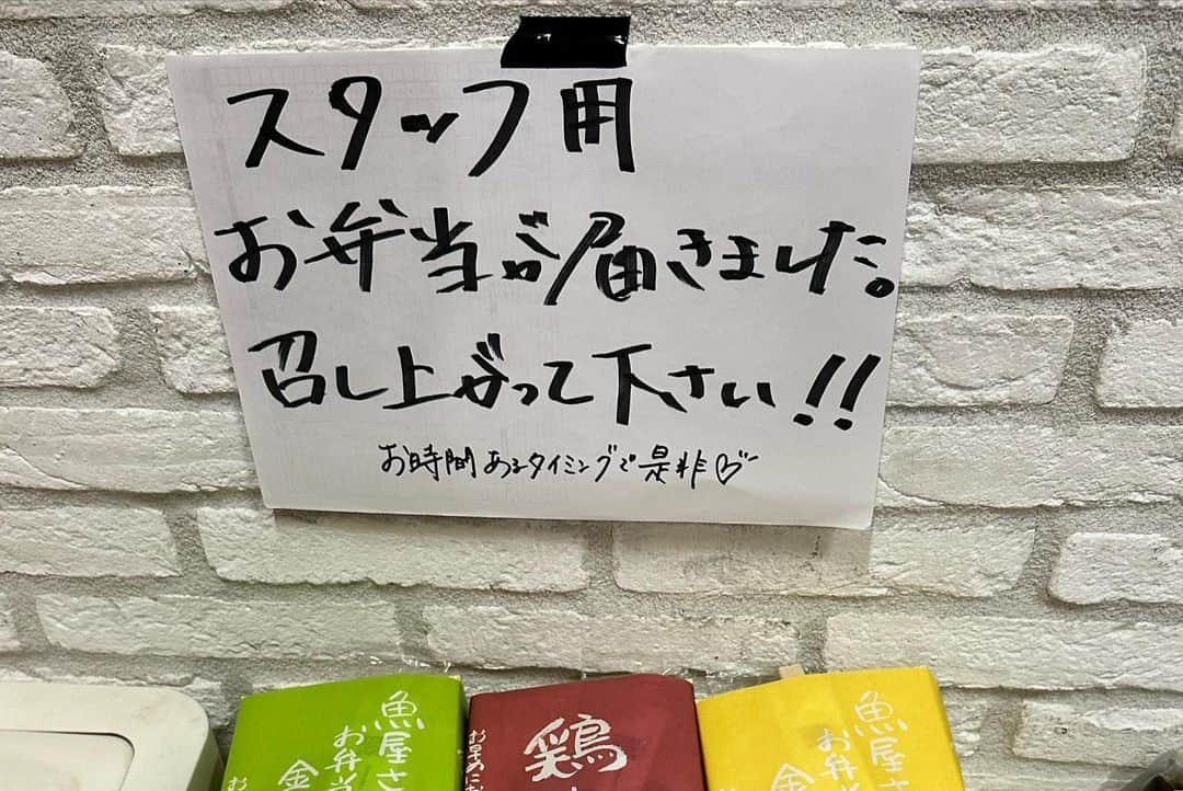 佐野恭平さんのインスタグラム写真 - (佐野恭平Instagram)「GW終盤は生憎の雨だったけれど、夏に向けての撮影のお手伝いで浴衣のスタイリングを会社でしました！  浴衣合計18着…！こうして集合カット見ると、すごい。笑  みんなビジュ良くてキラキラしてました✨  お正月のクリエイティブでは、袴18着の着付けも会社で担当したのだけど、その時よりレベルアップしてる感じがして、高めさせていただいております。(着せる枚数が違うからそれはそうなんだけど)  7枚目、せいたろさんからファンサもらえた！笑  こうしてひとつのクリエイティブを撮影するのにも、本当に多くの人が関わって、長い時間をかけ、たくさんの葛藤を経て作られていて。  自社の仕事だけでは、逆に気づけないことや学び・発見も多いので、こういうお仕事も大切にしていきたいです！  なにより、メンバーの子達がみんな本当に良い子で！それだけは本当に声を大にして、これからも布教していきたいです。笑  そして！ ゆかた館グレースさん @yukata_grace  ありがとうございました！  _____ 今年も #つば男フェス 開催決定㊗️✨ 会場は品川ステラボール！ 　＼  「つば男SUMMER FES 2023」 日時：8月6日(日) 17時00分 会場：品川ステラボール チケット：5800円 出演：CUBERS / THE SUPER FRUIT / 世が世なら!!! / シャッフルユニット OA：つば男YOUTH・KIDS  【チケット情報】  CUBERS・THE SUPER FRUIT・世が世なら!!!アーティスト別 #FC最速先行 只今より受付スタート🎟🌟  🔴CUBERS FANCLUB ▷▶︎c-rayon.com/result/cubers  🍏フルファミCLUB ▷▶︎subscription.app.c-rayon.com/app/furufami  🤪ififの集い場 ▷▶︎subscription.app.c-rayon.com/app/ifif/home  #おしごと記録 #つば男 #CUBERS #スパフル #世が世なら #夏コーデ #メンズ浴衣」5月23日 22時13分 - kyoheisano