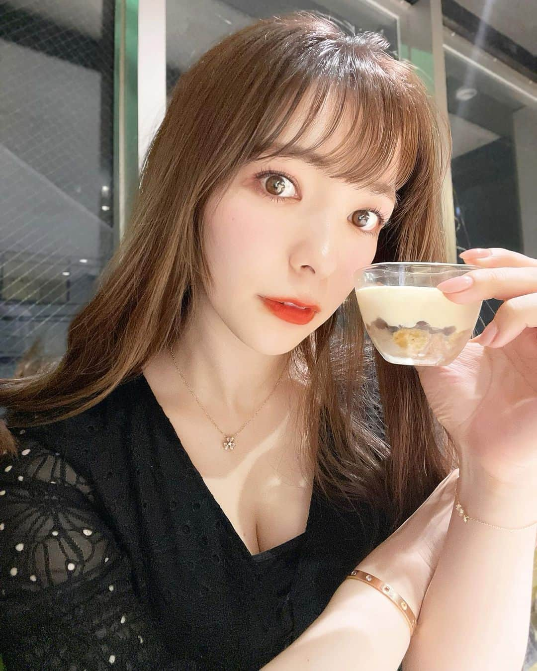 岩根沙恵子?さえみるさんのインスタグラム写真 - (岩根沙恵子?さえみるInstagram)「🍶 𝒟𝒾𝓃𝓃ℯ𝓇 友人のお店へ初来訪💛 【くずし割烹 真】🍽️ @kappo_shin  2021年12月にオープンしたばかり！👏  ゆったりしたカウンター席♪ 個室もあるから子連れも安心✨  和食食べたい気分だったから嬉しい🤤 和食にはもちろん日本酒合わせ♡ 出羽桜からスタート♪ あ、３枚目はおちょこじゃなくて デザートのティラミスです😆🤣  結果、全て美味しすぎた❤️ 秋田の食材も使用されていました👏 特に私の好みだったのは••• 納豆コトコトや新鮮なお刺身、地鶏の茶碗蒸し、 それから素麺かな！たくさんある！ ほんとにおいしかった😍  これで１万円未満ってクオリティ高すぎる‼️  色々なお料理をちょこちょこ食べられるのは 栄養価的にも良いし、やはり和食最高！❤️  お近くの方は是非一度足を運んでほしい！ 📍千葉県柏市東上町1-1 ダイヤモンドクレスト柏 2F-G 千葉県柏駅から徒歩8分。  #千葉グルメ #柏グルメ #柏駅近 #管理栄養士 #柏ごはん #chibagram #割烹料理 #割烹 #新店舗 #おすすめグルメ #ちば #chibaken」5月23日 22時14分 - saemiltiii