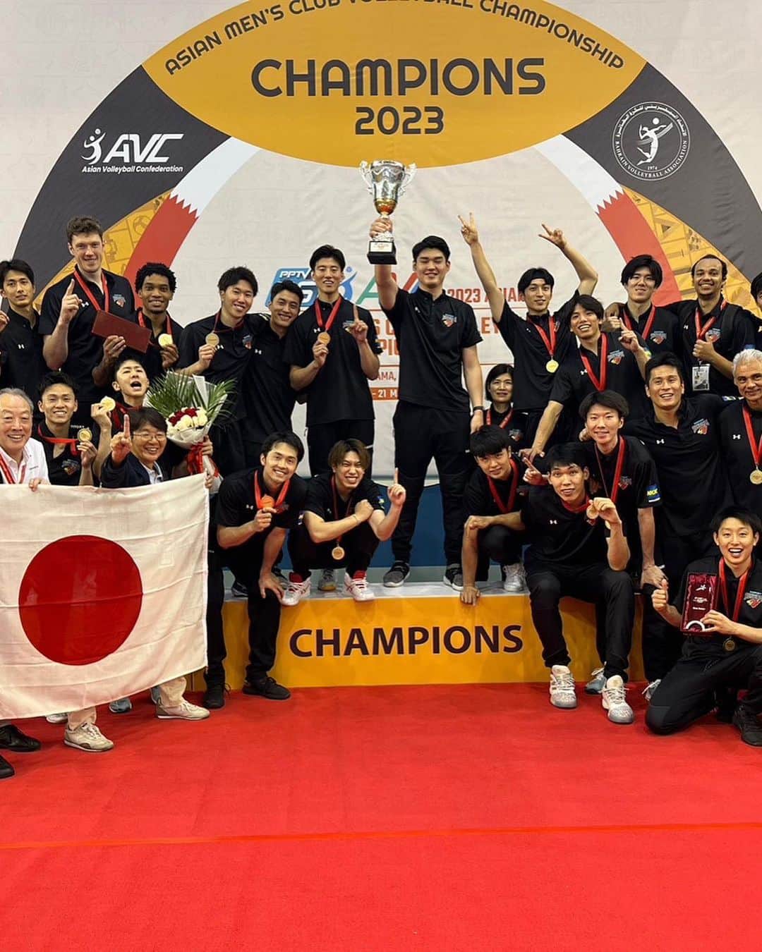 喜入祥充のインスタグラム：「今シーズン全ての試合が終了しました！  最後まで沢山のご声援ありがとうございました！ アジアNo. 1のチームの1員であることを誇りに思います！  #サントリーサンバーズ  #Asia #champion #リベロ #95年組  #年長者 #花🌹 #鼻👃 #ヘアセット #before」
