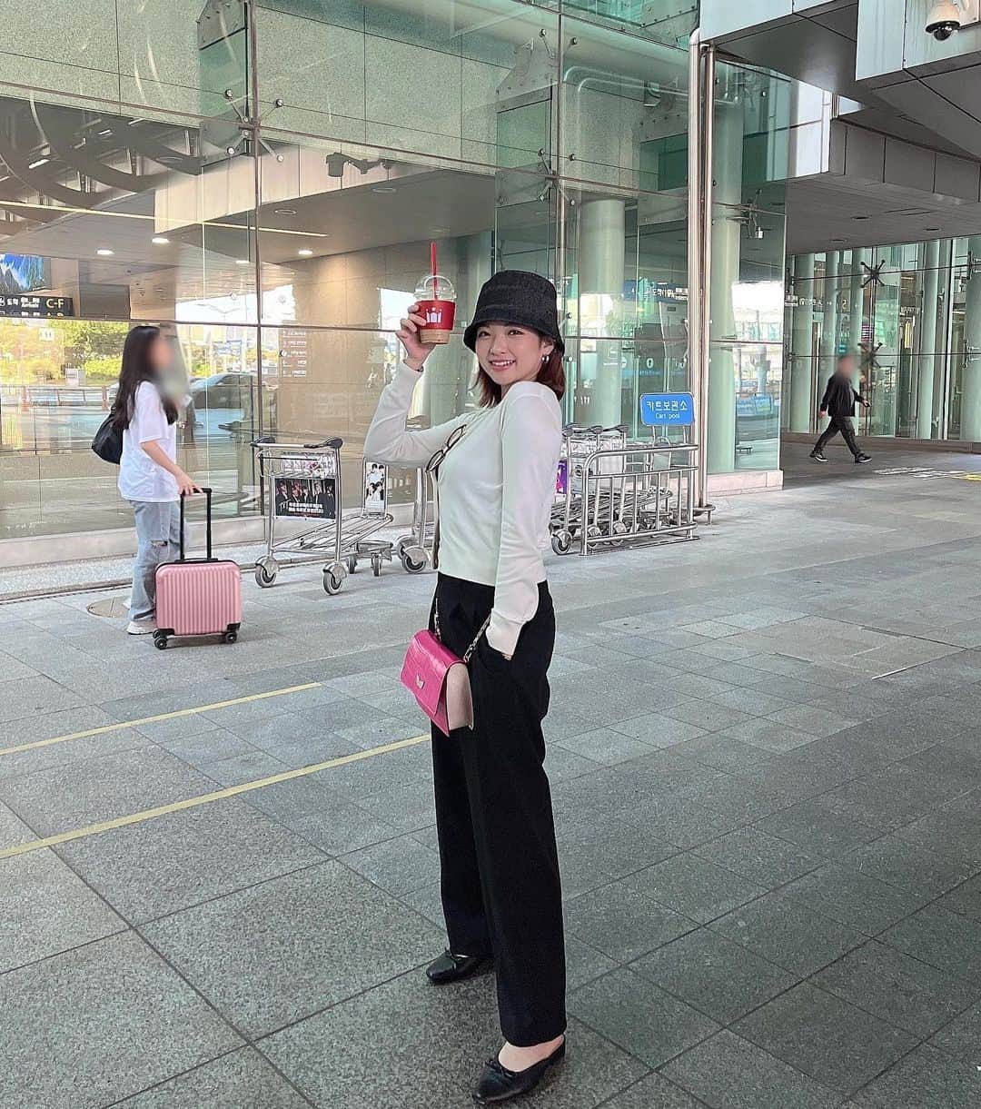 鈴木千夏さんのインスタグラム写真 - (鈴木千夏Instagram)「どこにいるでしょう🤭✈️🌼  ❣️  #旅行 #trip #飛行機 #空港 #旅 #旅行コーデ #旅行記 #バケットハット #ca4la #カーディガン #hm #gu #malicedelange #bag #革製品 #革ブランド #正解は #韓国 #🇰🇷 #でした #仁川空港 #仁川  #韓国旅行 #韓国ファッション #韓国旅行記」5月23日 22時15分 - chii.chinatsu