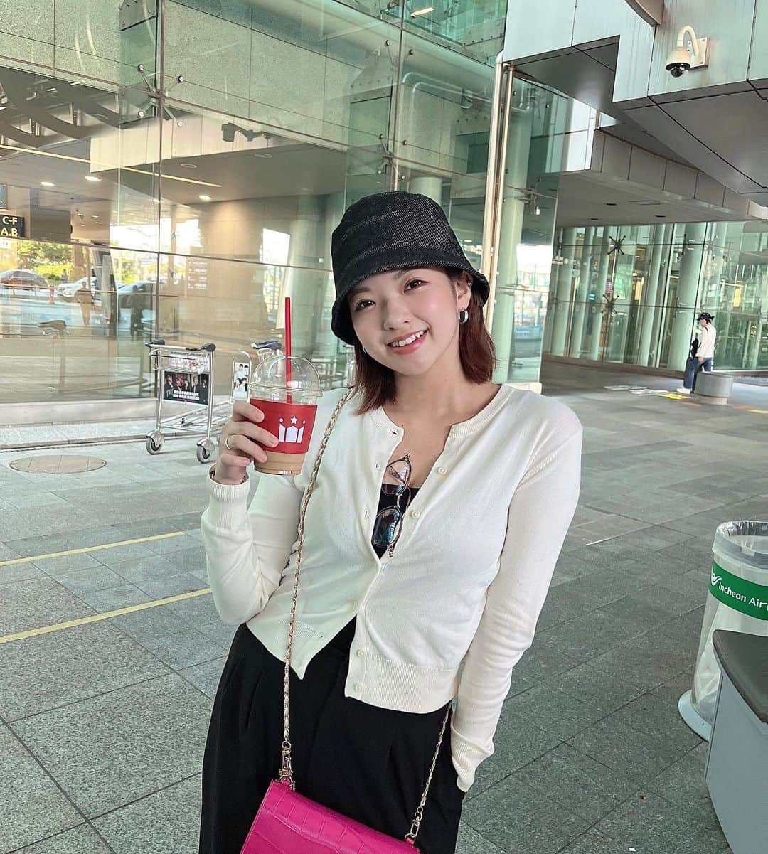 鈴木千夏さんのインスタグラム写真 - (鈴木千夏Instagram)「どこにいるでしょう🤭✈️🌼  ❣️  #旅行 #trip #飛行機 #空港 #旅 #旅行コーデ #旅行記 #バケットハット #ca4la #カーディガン #hm #gu #malicedelange #bag #革製品 #革ブランド #正解は #韓国 #🇰🇷 #でした #仁川空港 #仁川  #韓国旅行 #韓国ファッション #韓国旅行記」5月23日 22時15分 - chii.chinatsu