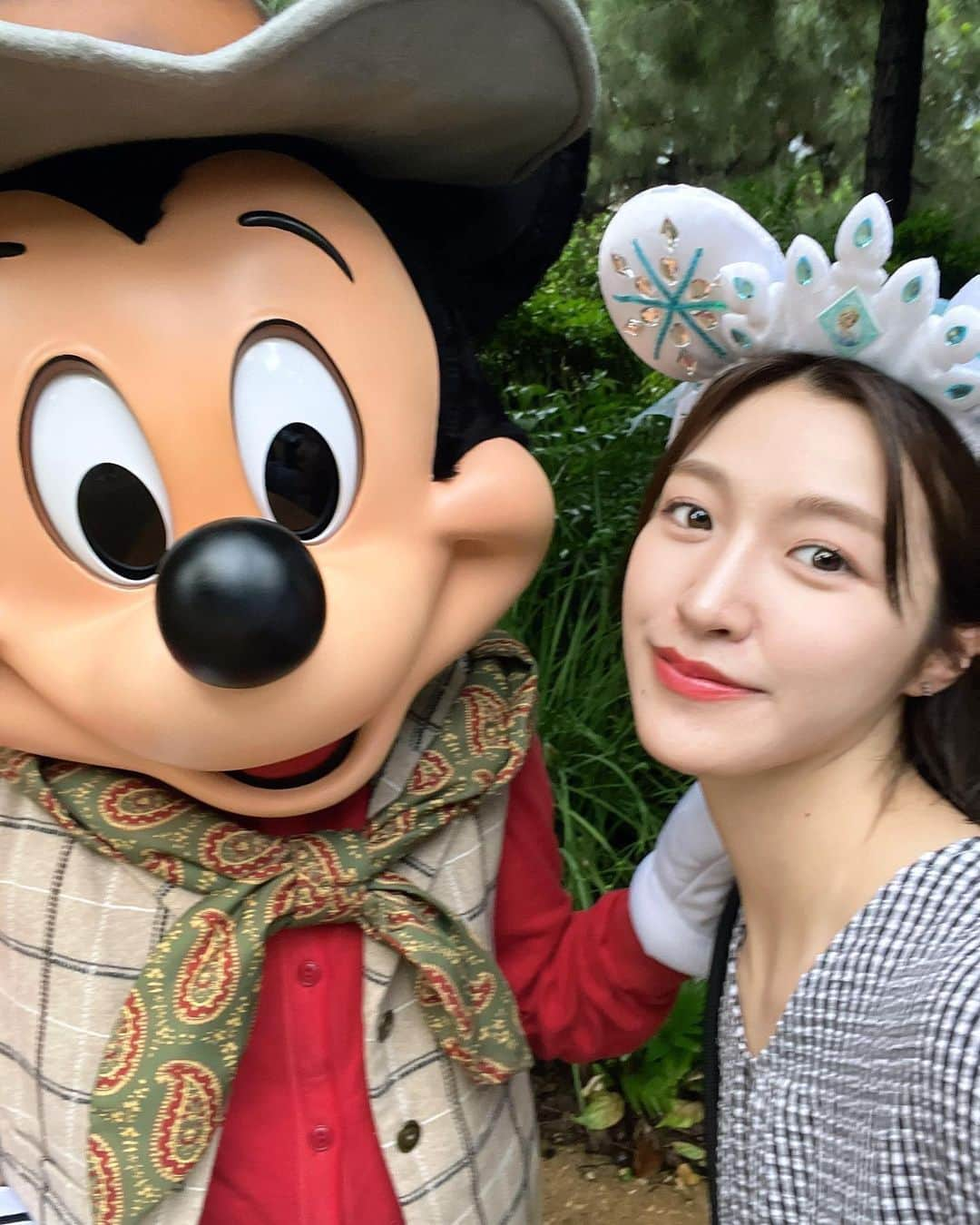 今田美奈さんのインスタグラム写真 - (今田美奈Instagram)「_Hong Kong Disneyland🇭🇰🌈 　　 もう最後に行ったのが何年前か思い出せないくらい久しぶりなディズニー🏰💫お友達曰く香港ディズニーにしかないものも結構あるみたいでワクワクしました♡  色んなアトラクション乗ったり、途中ミッキーに遭遇して、一緒に写真撮ってもらえたり。絶妙な距離感だけど肩に手を置かれて後から見返したら顔が緊張してる笑😂 　　 夜まで歩き回って、楽しすぎる一日でした🌼 　　 　　 #香港ディズニーランド」5月23日 22時16分 - _minaimd.j_