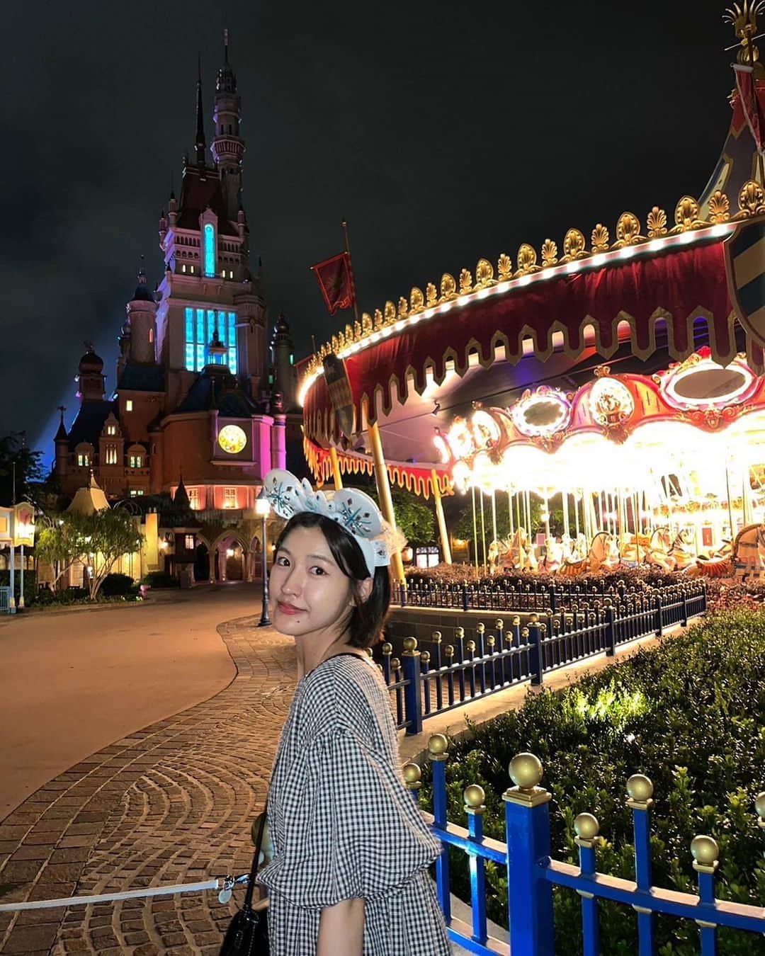 今田美奈さんのインスタグラム写真 - (今田美奈Instagram)「_Hong Kong Disneyland🇭🇰🌈 　　 もう最後に行ったのが何年前か思い出せないくらい久しぶりなディズニー🏰💫お友達曰く香港ディズニーにしかないものも結構あるみたいでワクワクしました♡  色んなアトラクション乗ったり、途中ミッキーに遭遇して、一緒に写真撮ってもらえたり。絶妙な距離感だけど肩に手を置かれて後から見返したら顔が緊張してる笑😂 　　 夜まで歩き回って、楽しすぎる一日でした🌼 　　 　　 #香港ディズニーランド」5月23日 22時16分 - _minaimd.j_