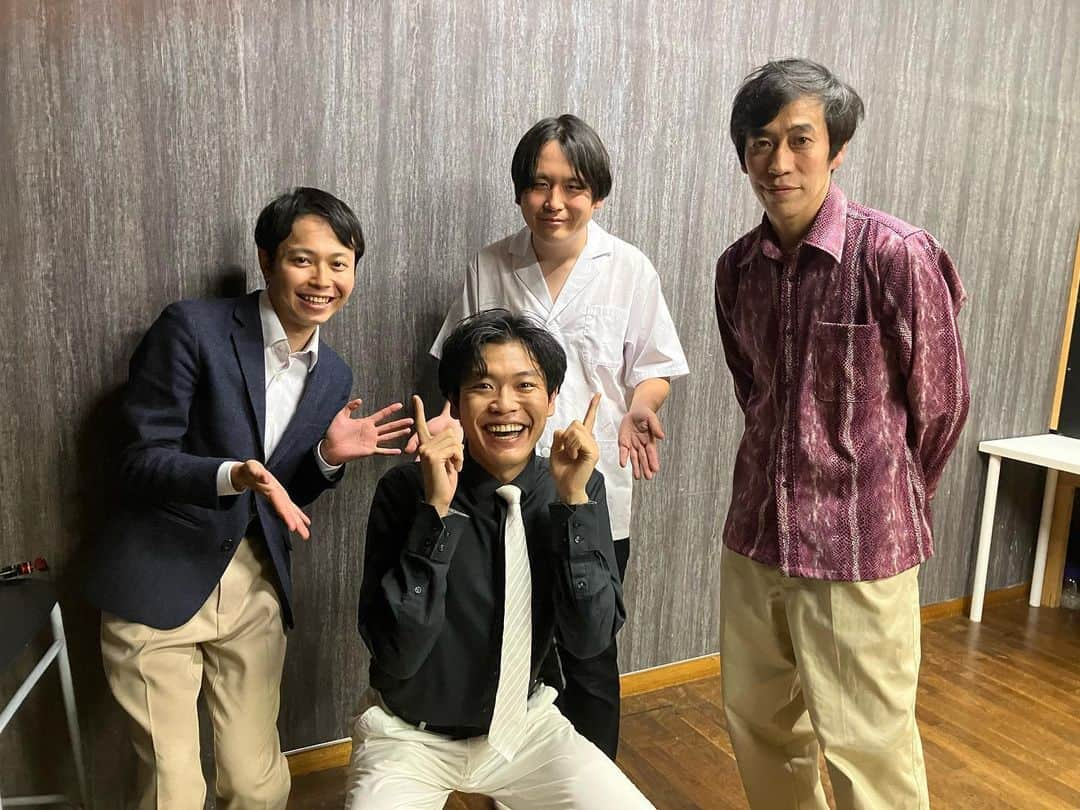 村民代表南川のインスタグラム：「23/5/23(火)「しっぽマニア」でした。  トカゲゾーンさんの新ネタ5本ライブ！KOCへ向けて素早い動き🏃‍♂️ モダンタイムスさんと共にゲストで呼んでいただきました。お客様と共にほぼ全編見学できてハッピー！  僕はコントを。自由度大！のびのび！  写真 ①#トカゲゾーン さんと🦎 ②#モダンタイムス さんと🕰️  #モリコウヘイ  #ワーキング西  #水野智成  #村民代表南川」