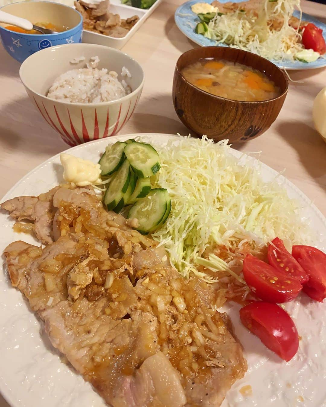 尾崎ナナさんのインスタグラム写真 - (尾崎ナナInstagram)「最近料理全然載せてないけど、一応ちゃんと作ってます🤣（盛り付けは雑だけどw） これに娘が最近離乳食三回食になり、バッタバタ😂 息子はよく食べるので成長期なのか関節痛が。。 よくわからない本人は「何で痛いの〜😢」と泣いて訴えてました。笑 #ナナクッキング #4歳男の子 #9ヶ月女の子」5月23日 22時19分 - nana._.ozaki