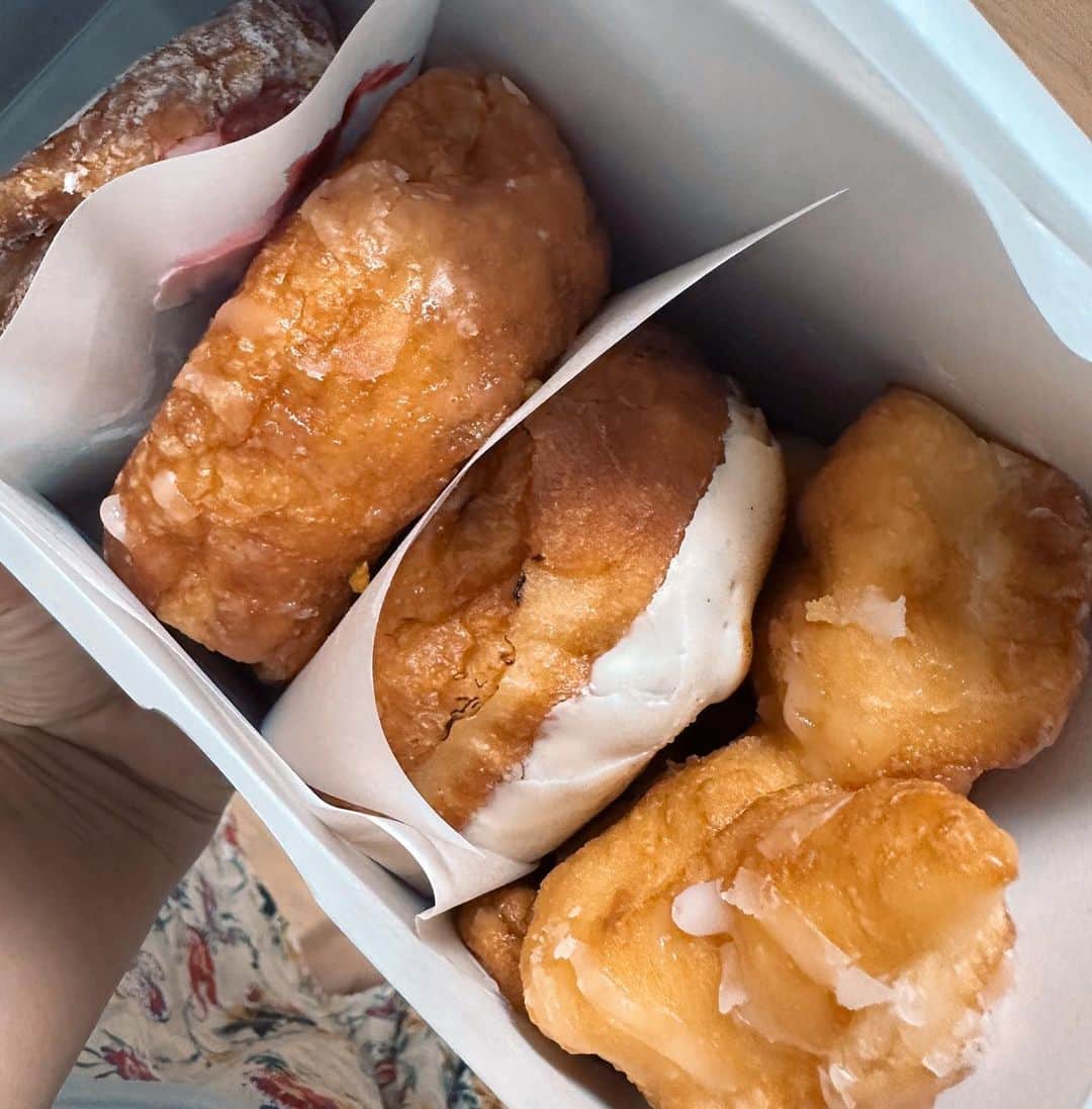 綾瀬羽乃(あーは)さんのインスタグラム写真 - (綾瀬羽乃(あーは)Instagram)「I'm donut？  アマムダコタンのドーナツ専門店 看板メニューのふわふわ生ドーナツがすきっ！  中目黒店並びすぎて一度も行ったことなかった🍩 青山店のピーク過ぎ？閉店間際？に通ることが多く、滑り込みで買っちゃう☺️💛  買っといて食べるの忘れちゃう🤣  当日に食べるのが1番美味しいけど、翌日に500wで10-20秒あたためて食べるのも美味です！！！  #一日3食ドーナツになった人からの投稿🍩 #今日のおやつ#今日のあさごはん  #今日のランチ#今日の夕ご飯#ドーナツ#アイムドーナツ#imdonut #青山グルメ#表参道グルメ#パン屋さん巡り#通学路#ドーナツ屋さん」5月23日 22時19分 - ayasehano
