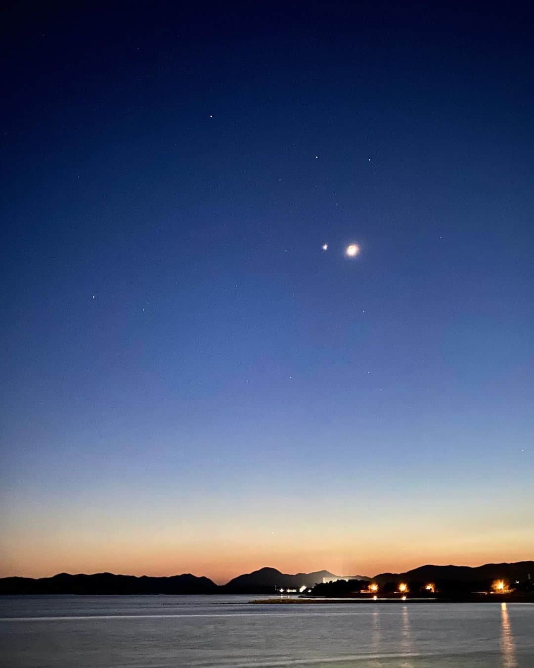 祥吉さんのインスタグラム写真 - (祥吉Instagram)「三日月と星 5月23日20時 スマートフォンで三日月が綺麗に撮れなかったですが 三日月に寄り添った金星が印象的な夜空です  #夜空 #月 #三日月 #金星 #星 #瀬戸内海」5月23日 22時20分 - akoshokichi