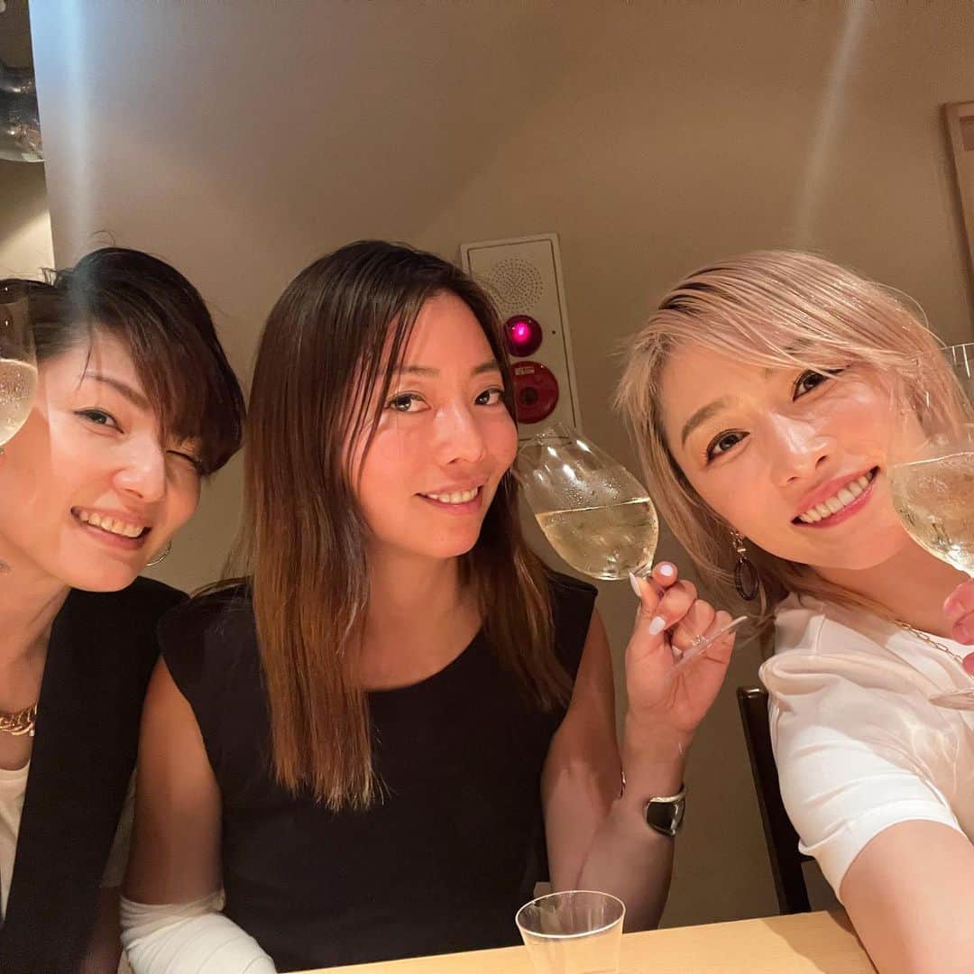 のインスタグラム：「楽しかったなぁ😇❤️ 出会って約20年近い友達🫶 酸いも甘いも知ってる😂 これからも大切なお友達✨ . It was fun😇❤️ Friends for almost 20 years since we met🫶 We had looked at life from both sides each other 😂 We will always be dear friends✨ . #女子会　#girlsnight  #杏さゆり #SayuriAnzu」