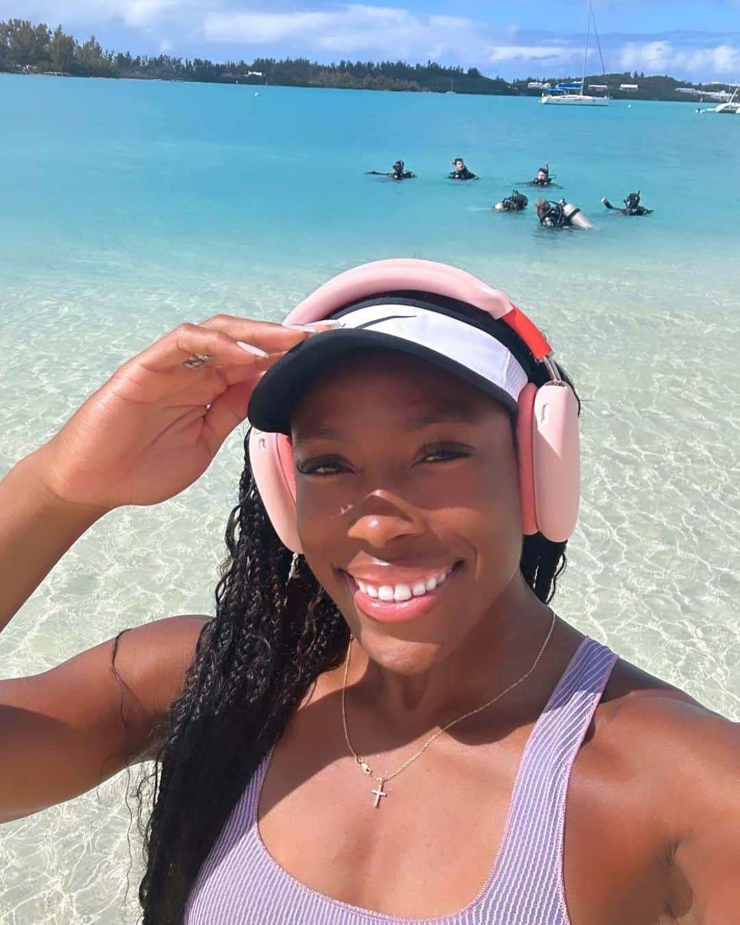 アシュリー・ヘンダーソンさんのインスタグラム写真 - (アシュリー・ヘンダーソンInstagram)「When in Bermuda 🇧🇲🌺🫧」5月23日 22時27分 - iamsimplyash