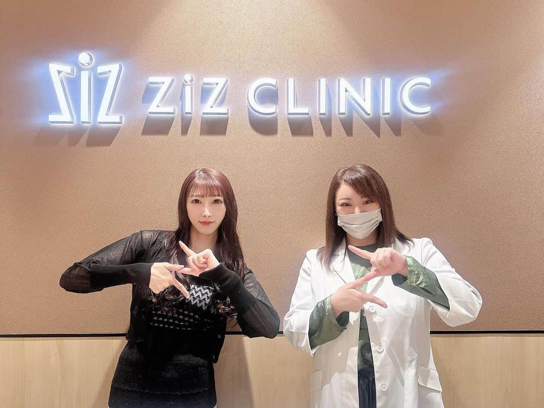 愛迫みゆさんのインスタグラム写真 - (愛迫みゆInstagram)「今月もzizclinicさんで お肌ケアして貰ってきました💆🩷  今回はピコトーニングをして貰って 日々のケア用のお薬も頂いたので 続けていきたいと思います❣️  また次が楽しみです♡♡  いつもありがとうございます (´°̥̥̥̥̥̥̥̥ω°̥̥̥̥̥̥̥̥｀)✨ 色んなお悩みを解決して下さるので 皆もぜひ行ってみてね🩷  その後はすぐお化粧も出来るので お化粧してゆりちゃんと 菅野結以ちゃん(@yui_kanno )の crayme,(@crayme_official )さんの 展示会に行かせて頂きました🥰  可愛いの沢山あって迷ったなぁ✨ ゆりりんとお揃いのロンパースと ワンピースゲットしました👗  届くの楽しみだなッッ（・ω・）💕 久しぶりに結以ちゃんにお会いできてとっても嬉しかったです✨✨ 相変わらず綺麗可愛いすぎました👼❤️  その後はゆりちゃんとカフェはしごして 沢山語ったよ( ∩'-' )=͟͟͞͞⊃ 💕  でもこれ書いてて もう会いたいナ？？？  はるちゃん生誕でも また一緒にステージも立てるし 楽しみだね(*´ω｀*)？？✨  久しぶりのらぶどる曲も たのしみにしててね(*´ч ` *)💕  でわでわまた更新します🤍  #selfie #selca #セルカ #followme #フォローミー #instagood #instagram #codenate #fassion #instagood  #ziz_clinic #mico先生  #村岡史子　#タトゥー除去 #傷跡修正 #アートメイク除去」5月23日 22時38分 - aisakomiyu