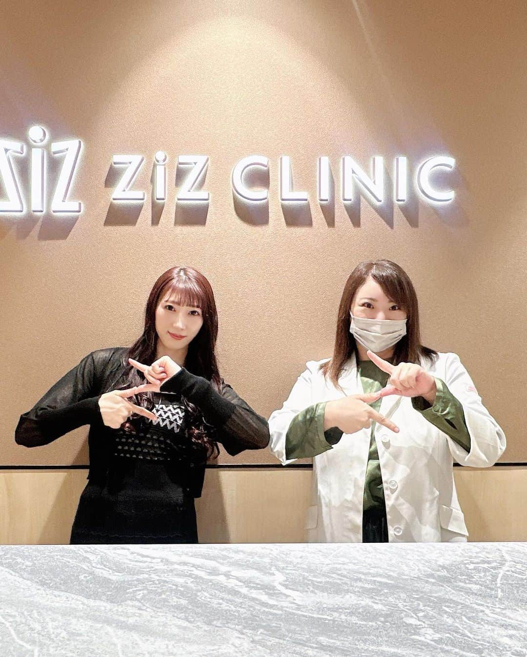 愛迫みゆのインスタグラム：「今月もzizclinicさんで お肌ケアして貰ってきました💆🩷  今回はピコトーニングをして貰って 日々のケア用のお薬も頂いたので 続けていきたいと思います❣️  また次が楽しみです♡♡  いつもありがとうございます (´°̥̥̥̥̥̥̥̥ω°̥̥̥̥̥̥̥̥｀)✨ 色んなお悩みを解決して下さるので 皆もぜひ行ってみてね🩷  その後はすぐお化粧も出来るので お化粧してゆりちゃんと 菅野結以ちゃん(@yui_kanno )の crayme,(@crayme_official )さんの 展示会に行かせて頂きました🥰  可愛いの沢山あって迷ったなぁ✨ ゆりりんとお揃いのロンパースと ワンピースゲットしました👗  届くの楽しみだなッッ（・ω・）💕 久しぶりに結以ちゃんにお会いできてとっても嬉しかったです✨✨ 相変わらず綺麗可愛いすぎました👼❤️  その後はゆりちゃんとカフェはしごして 沢山語ったよ( ∩'-' )=͟͟͞͞⊃ 💕  でもこれ書いてて もう会いたいナ？？？  はるちゃん生誕でも また一緒にステージも立てるし 楽しみだね(*´ω｀*)？？✨  久しぶりのらぶどる曲も たのしみにしててね(*´ч ` *)💕  でわでわまた更新します🤍  #selfie #selca #セルカ #followme #フォローミー #instagood #instagram #codenate #fassion #instagood  #ziz_clinic #mico先生  #村岡史子　#タトゥー除去 #傷跡修正 #アートメイク除去」