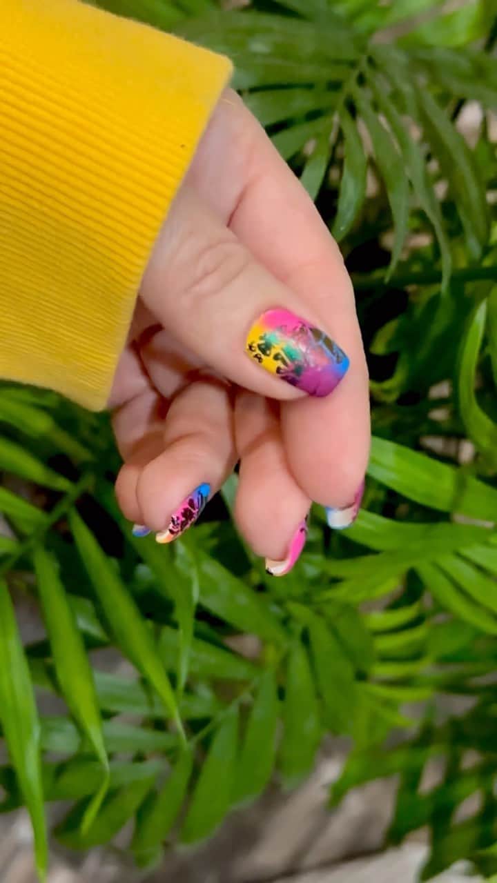 Sveta Sandersのインスタグラム：「New nail art using @whatsupnails products and my new nail shape😊 Actually, I went back to the previous one)))  Как вам моя новая форма ногтей?))) Точнее моя более привычная для многих старая форма)))」