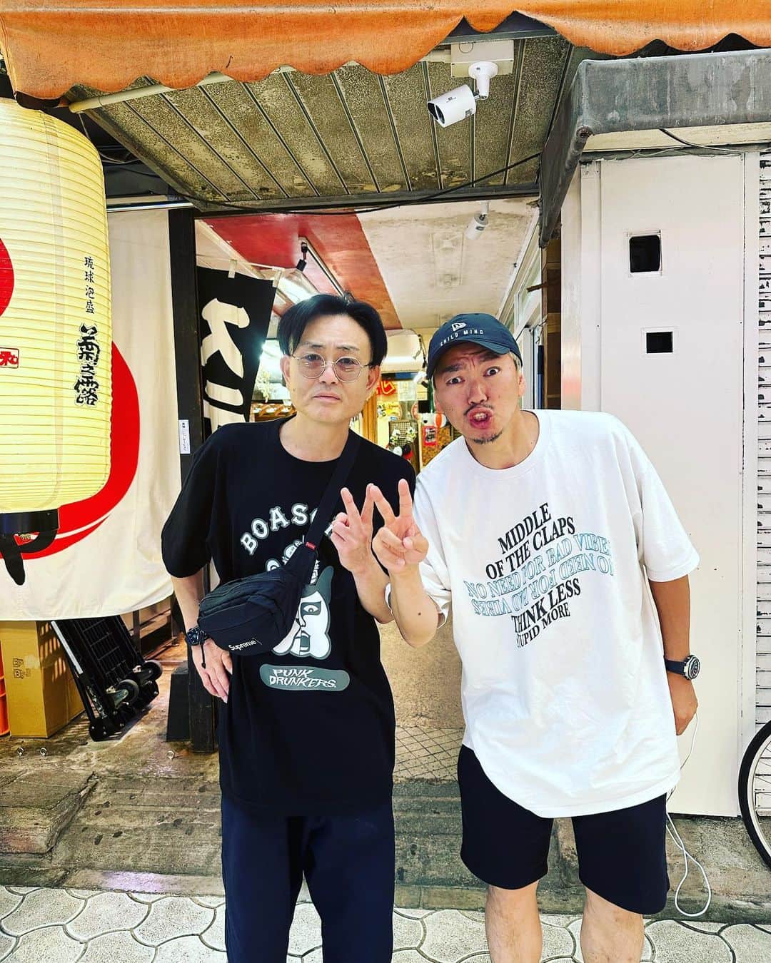 伊藤千秋のインスタグラム：「沖縄にある市場付近でバッタリ遭遇😎 パンクドランカーズ親方！！！ @oyakatapunk  タイトな路地裏からちあきちゃーん言うて親方が見つけてくれました🤩 ご無沙汰過ぎて申し訳ない気持ちもありつつ、テンション爆上がりです！ 近いうち事務所に遊びに行きます😁 皆んな元気そうで会いに行きます！ #離島で出会う確率 #帰れば直ぐ行けるお互いの距離 #親方に相談したい話し有り #とりあえず遊びに行くっす」