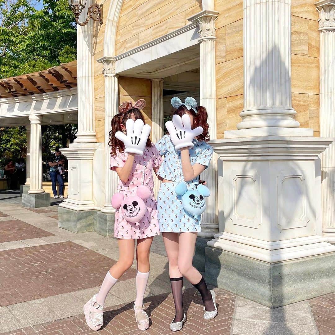 たんりいのインスタグラム：「. . 全身バージョンっ🫶🩷🩵  バルーンのショルダー買う予定 なかったけど買って正解すぎるっ！💓💓  #ディズニーコーデ #双子コーデ #ミッキーコーデ #ミニーコーデ #ライブコーデ #ディズニーシー #かなりい #disneysea #disneycode #派手コーデ」