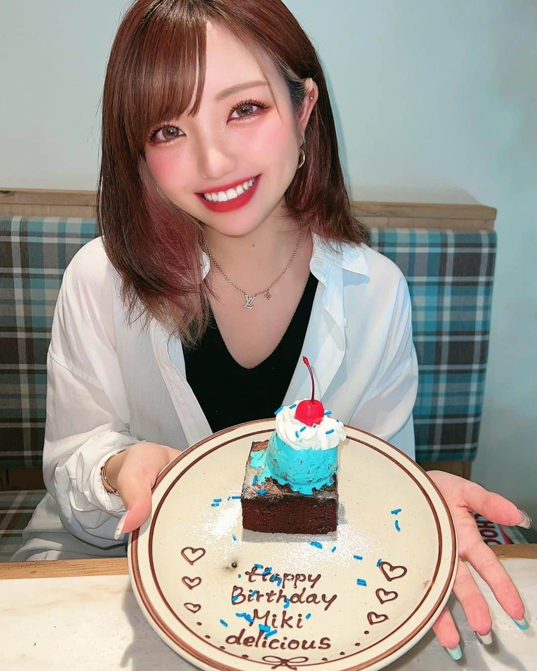 みきでりのインスタグラム：「大切なお友達にお誕生日を前祝いしてもらった日🩵🍒 ̖́-  私たちは前の職場も今の職場も一緒なの✨ どっちもオープニングスタッフで、 立ち上げから仕事してると色々あるからさ、 良いところも嫌なところも見えるけど この2人は全部ひっくるめて私は好きだし 尊敬できるところが沢山あるの🥹💫  前の職場はみんなでシフトが被ることが初期に多くて そこでぐーんと近づいたんだけど 今の職場は基本ワンオペだからなかなか会えなくて 久しぶりにみんなに会えるだけで嬉しかったのに サプライズでお祝いまでしてくれて嬉しい😭✨✨  サプライズしてもらった時 めちゃくちゃ脳内停止した😧😧www  ろうそくの花火がお皿に落ちて爆笑してる😂 ㅤ ㅤ ㅤ ㅤ 原宿のカフェで美味しいご飯食べた後、 17時からディズニーシーを満喫しました🩵 ̖́-  りおちゃん、みずほちゃん、 本当にありがとうっ🌈💖🫧 ㅤ ㅤ ㅤ ㅤㅤ ㅤㅤ ㅤ ㅤ ㅤㅤ ㅤㅤ ㅤ ㅤ ㅤ ㅤ ㅤ ㅤ ㅤ ㅤ #原宿カフェ #カフェ巡り #バースデープレート #誕生日 #誕生日サプライズ #hohokamdiner #ホホカムダイナー」