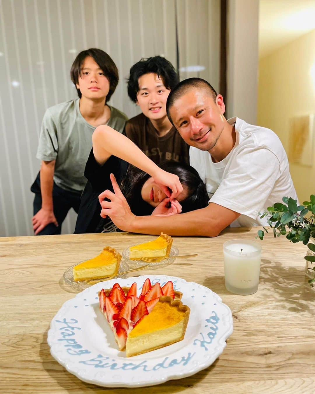 坪井慶介さんのインスタグラム写真 - (坪井慶介Instagram)「そーいえば、5/11に長男が18歳の誕生日を迎えてました！！ 携帯の写真見てたら、投稿してないことに気付いた… そして、ケーキがホールじゃないのは、予約し忘れた… なので、大好きなチーズケーキをカットで買って帰りました😁 娘にはイチゴのタルト‼️ 写真は完全に娘が主役😂 とにかく、元気に育ってくれて感謝🙏 これからも目標に向かって邁進して下さい🌚☝️  #誕生日  #長男  #ムスコツボイ  #18歳  #誕生日ケーキ は #キルフェボン の #チーズタルト  #予約し忘れたから  #カットケーキ 😁 #娘が主役みたい に #座ってる 🤣 #ムスメツボイ  #主役来る前にケーキ食べる  #オヤジツボイ  #手で18歳のポーズ 出来ず… #娘手伝ってくれました  #まともな家族写真 は #一枚だけ  #自由な家族です」5月23日 22時41分 - keisuke_tsuboi0916