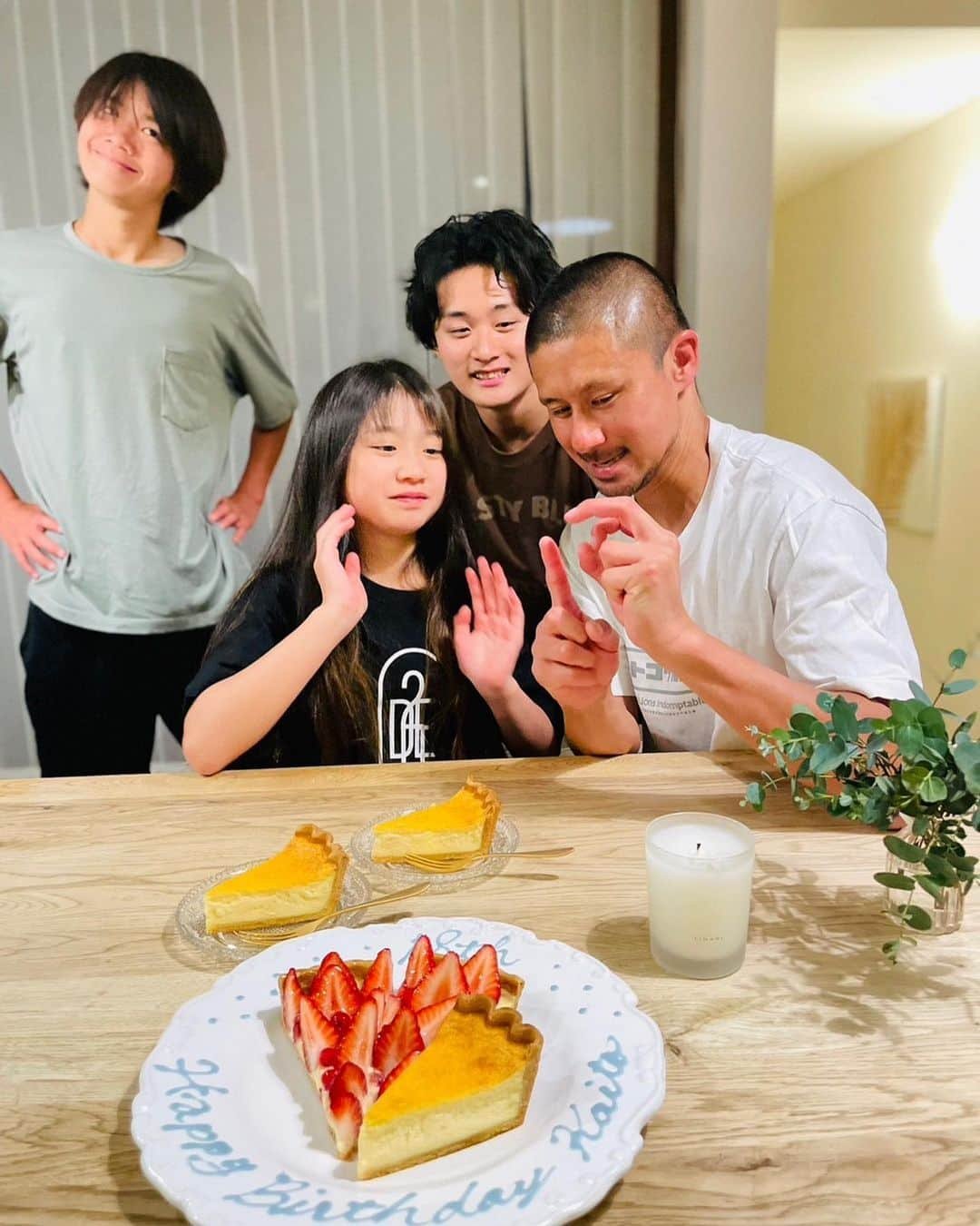 坪井慶介さんのインスタグラム写真 - (坪井慶介Instagram)「そーいえば、5/11に長男が18歳の誕生日を迎えてました！！ 携帯の写真見てたら、投稿してないことに気付いた… そして、ケーキがホールじゃないのは、予約し忘れた… なので、大好きなチーズケーキをカットで買って帰りました😁 娘にはイチゴのタルト‼️ 写真は完全に娘が主役😂 とにかく、元気に育ってくれて感謝🙏 これからも目標に向かって邁進して下さい🌚☝️  #誕生日  #長男  #ムスコツボイ  #18歳  #誕生日ケーキ は #キルフェボン の #チーズタルト  #予約し忘れたから  #カットケーキ 😁 #娘が主役みたい に #座ってる 🤣 #ムスメツボイ  #主役来る前にケーキ食べる  #オヤジツボイ  #手で18歳のポーズ 出来ず… #娘手伝ってくれました  #まともな家族写真 は #一枚だけ  #自由な家族です」5月23日 22時41分 - keisuke_tsuboi0916