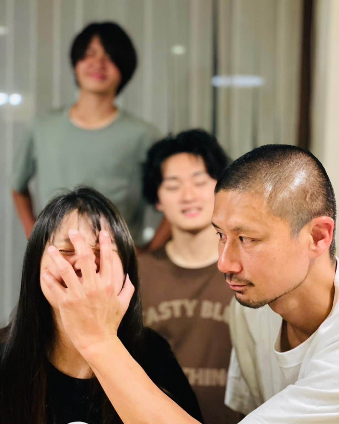 坪井慶介さんのインスタグラム写真 - (坪井慶介Instagram)「そーいえば、5/11に長男が18歳の誕生日を迎えてました！！ 携帯の写真見てたら、投稿してないことに気付いた… そして、ケーキがホールじゃないのは、予約し忘れた… なので、大好きなチーズケーキをカットで買って帰りました😁 娘にはイチゴのタルト‼️ 写真は完全に娘が主役😂 とにかく、元気に育ってくれて感謝🙏 これからも目標に向かって邁進して下さい🌚☝️  #誕生日  #長男  #ムスコツボイ  #18歳  #誕生日ケーキ は #キルフェボン の #チーズタルト  #予約し忘れたから  #カットケーキ 😁 #娘が主役みたい に #座ってる 🤣 #ムスメツボイ  #主役来る前にケーキ食べる  #オヤジツボイ  #手で18歳のポーズ 出来ず… #娘手伝ってくれました  #まともな家族写真 は #一枚だけ  #自由な家族です」5月23日 22時41分 - keisuke_tsuboi0916