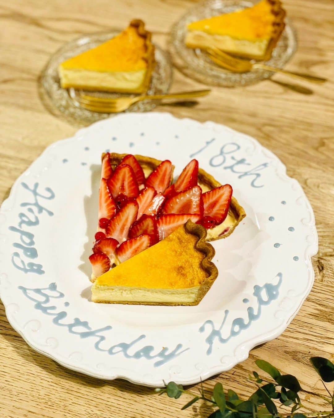 坪井慶介のインスタグラム：「そーいえば、5/11に長男が18歳の誕生日を迎えてました！！ 携帯の写真見てたら、投稿してないことに気付いた… そして、ケーキがホールじゃないのは、予約し忘れた… なので、大好きなチーズケーキをカットで買って帰りました😁 娘にはイチゴのタルト‼️ 写真は完全に娘が主役😂 とにかく、元気に育ってくれて感謝🙏 これからも目標に向かって邁進して下さい🌚☝️  #誕生日  #長男  #ムスコツボイ  #18歳  #誕生日ケーキ は #キルフェボン の #チーズタルト  #予約し忘れたから  #カットケーキ 😁 #娘が主役みたい に #座ってる 🤣 #ムスメツボイ  #主役来る前にケーキ食べる  #オヤジツボイ  #手で18歳のポーズ 出来ず… #娘手伝ってくれました  #まともな家族写真 は #一枚だけ  #自由な家族です」
