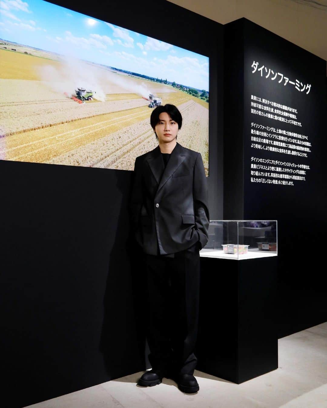 桜田通さんのインスタグラム写真 - (桜田通Instagram)「DYSON JAPAN 25th Anniversary Preview Event@JING   ダイソンからついにあの製品が登場するということで、ダイソンの最新テクノロジーがいち早く体験できるイベントへ行ってきました！  今回のイベントで最も注目度が高いと個人的に思っているあの製品とは、新発売される『Dyson Zone』と呼ばれる"空気清浄ヘッドホン"です！ 高音質なヘッドホンに取り外し可能の空気清浄機が一体化されている、かなり攻めた新アイテムです✨ ノイズキャンセリングのクオリティもとても高くヘッドホンとしても高品質で、個人的には新幹線やロケバスなど移動も多いので、空気清浄機機能もけっこう嬉しいタイミングが多そうです😌  確かに一見した時のインパクトや驚きは僕も感じましたが、こう言う誰も思いつかないような発想や遊び心を、製品としてハイクオリティにこの世に生み出してしまうことがダイソンの素晴らしさと魅力だと改めて感じました🔥 この近未来的な『Dyson Zone』を身に付けている人が沢山増えたら良いなと、僕もこれを身に付けて仕事や遊びに行きたいです😊  それからこのポップアップイベントでは、プロのヘアスタイリストによるスタイリング体験や、製品の研究開発過程も知ることができたり、僕も今回初めて知ったのですが、ダイソンは農業などのサステナビリティの取り組みもされていて、こちらも紹介されているのでより深くダイソンのことを知れる世界観となっていました！  ダイソンが育てたイチゴがとても甘くて美味しくて驚きました✨ 今は日本ではまだ購入できないそうなので、いつかダイソンのイチゴも日本でも手軽に食べられるようになったら嬉しいな🍓  ダイソン日本法人設立25周年記念 最新テクノロジー体験イベント "Dyson launch pad -ダイソンの出発点-"は5月24日から5月28日、11:00am -20:30 まで開催となっています！ 会場は原宿ジング (jing) にて入場無料 / 一部予約制ですので、気になる方は是非チェックして遊びに行ってみてください✨  来場特典として諸条件はありですがダイソン製のヘアケア ツールのプレゼントなどもあるそうです🎁 在庫に限りがあると思いますので、気になる方はこちらもお早めに✨   @dyson_jp @dysonhair_jp #dysonlaunchpad #空気清浄ヘッドホン #DysonZone #PR」5月23日 22時42分 - dorisakurada