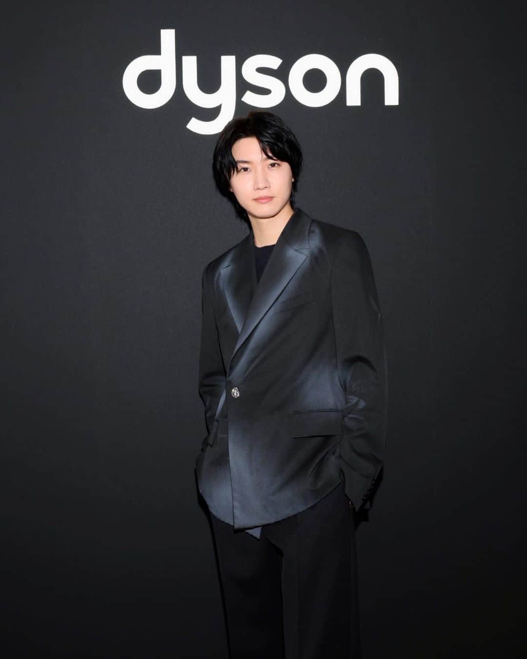 桜田通さんのインスタグラム写真 - (桜田通Instagram)「DYSON JAPAN 25th Anniversary Preview Event@JING   ダイソンからついにあの製品が登場するということで、ダイソンの最新テクノロジーがいち早く体験できるイベントへ行ってきました！  今回のイベントで最も注目度が高いと個人的に思っているあの製品とは、新発売される『Dyson Zone』と呼ばれる"空気清浄ヘッドホン"です！ 高音質なヘッドホンに取り外し可能の空気清浄機が一体化されている、かなり攻めた新アイテムです✨ ノイズキャンセリングのクオリティもとても高くヘッドホンとしても高品質で、個人的には新幹線やロケバスなど移動も多いので、空気清浄機機能もけっこう嬉しいタイミングが多そうです😌  確かに一見した時のインパクトや驚きは僕も感じましたが、こう言う誰も思いつかないような発想や遊び心を、製品としてハイクオリティにこの世に生み出してしまうことがダイソンの素晴らしさと魅力だと改めて感じました🔥 この近未来的な『Dyson Zone』を身に付けている人が沢山増えたら良いなと、僕もこれを身に付けて仕事や遊びに行きたいです😊  それからこのポップアップイベントでは、プロのヘアスタイリストによるスタイリング体験や、製品の研究開発過程も知ることができたり、僕も今回初めて知ったのですが、ダイソンは農業などのサステナビリティの取り組みもされていて、こちらも紹介されているのでより深くダイソンのことを知れる世界観となっていました！  ダイソンが育てたイチゴがとても甘くて美味しくて驚きました✨ 今は日本ではまだ購入できないそうなので、いつかダイソンのイチゴも日本でも手軽に食べられるようになったら嬉しいな🍓  ダイソン日本法人設立25周年記念 最新テクノロジー体験イベント "Dyson launch pad -ダイソンの出発点-"は5月24日から5月28日、11:00am -20:30 まで開催となっています！ 会場は原宿ジング (jing) にて入場無料 / 一部予約制ですので、気になる方は是非チェックして遊びに行ってみてください✨  来場特典として諸条件はありですがダイソン製のヘアケア ツールのプレゼントなどもあるそうです🎁 在庫に限りがあると思いますので、気になる方はこちらもお早めに✨   @dyson_jp @dysonhair_jp #dysonlaunchpad #空気清浄ヘッドホン #DysonZone #PR」5月23日 22時42分 - dorisakurada