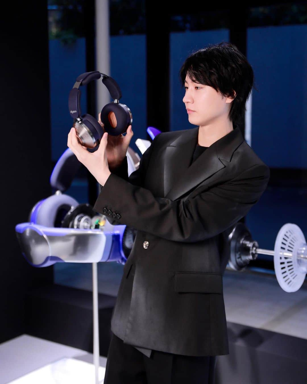 桜田通さんのインスタグラム写真 - (桜田通Instagram)「DYSON JAPAN 25th Anniversary Preview Event@JING   ダイソンからついにあの製品が登場するということで、ダイソンの最新テクノロジーがいち早く体験できるイベントへ行ってきました！  今回のイベントで最も注目度が高いと個人的に思っているあの製品とは、新発売される『Dyson Zone』と呼ばれる"空気清浄ヘッドホン"です！ 高音質なヘッドホンに取り外し可能の空気清浄機が一体化されている、かなり攻めた新アイテムです✨ ノイズキャンセリングのクオリティもとても高くヘッドホンとしても高品質で、個人的には新幹線やロケバスなど移動も多いので、空気清浄機機能もけっこう嬉しいタイミングが多そうです😌  確かに一見した時のインパクトや驚きは僕も感じましたが、こう言う誰も思いつかないような発想や遊び心を、製品としてハイクオリティにこの世に生み出してしまうことがダイソンの素晴らしさと魅力だと改めて感じました🔥 この近未来的な『Dyson Zone』を身に付けている人が沢山増えたら良いなと、僕もこれを身に付けて仕事や遊びに行きたいです😊  それからこのポップアップイベントでは、プロのヘアスタイリストによるスタイリング体験や、製品の研究開発過程も知ることができたり、僕も今回初めて知ったのですが、ダイソンは農業などのサステナビリティの取り組みもされていて、こちらも紹介されているのでより深くダイソンのことを知れる世界観となっていました！  ダイソンが育てたイチゴがとても甘くて美味しくて驚きました✨ 今は日本ではまだ購入できないそうなので、いつかダイソンのイチゴも日本でも手軽に食べられるようになったら嬉しいな🍓  ダイソン日本法人設立25周年記念 最新テクノロジー体験イベント "Dyson launch pad -ダイソンの出発点-"は5月24日から5月28日、11:00am -20:30 まで開催となっています！ 会場は原宿ジング (jing) にて入場無料 / 一部予約制ですので、気になる方は是非チェックして遊びに行ってみてください✨  来場特典として諸条件はありですがダイソン製のヘアケア ツールのプレゼントなどもあるそうです🎁 在庫に限りがあると思いますので、気になる方はこちらもお早めに✨   @dyson_jp @dysonhair_jp #dysonlaunchpad #空気清浄ヘッドホン #DysonZone #PR」5月23日 22時42分 - dorisakurada